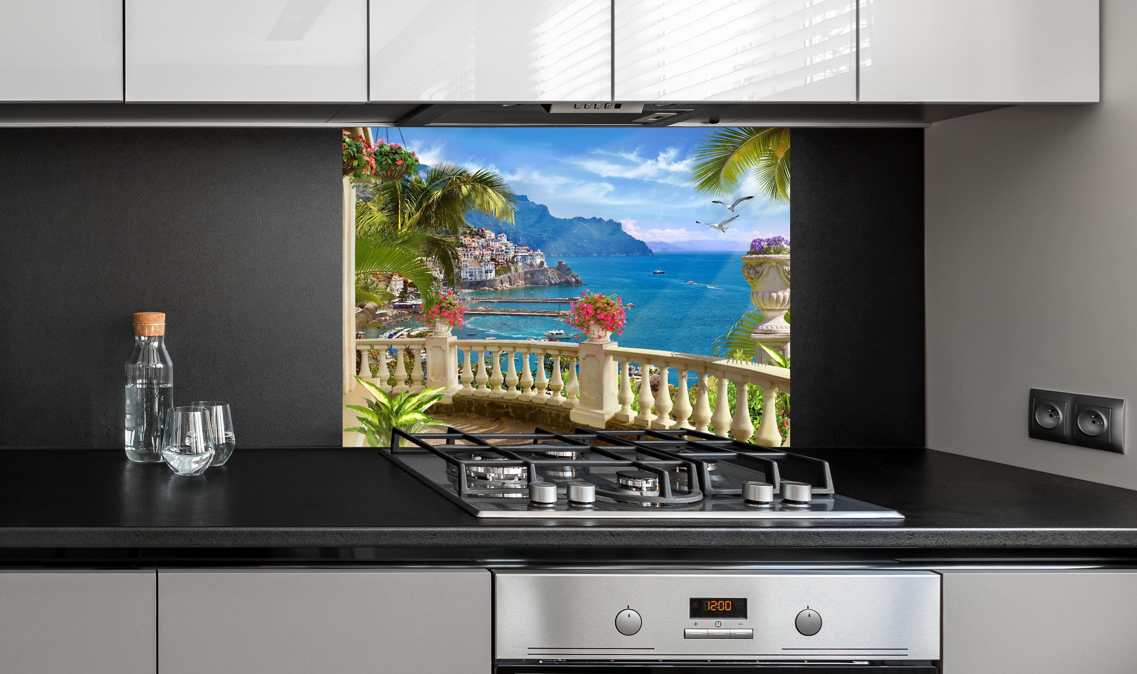 Spritzschutz - Paradiesischer Ausblick vom Balkon in Sizilien hinter einem Cerankochfeld zwischen Holz-Kochutensilien