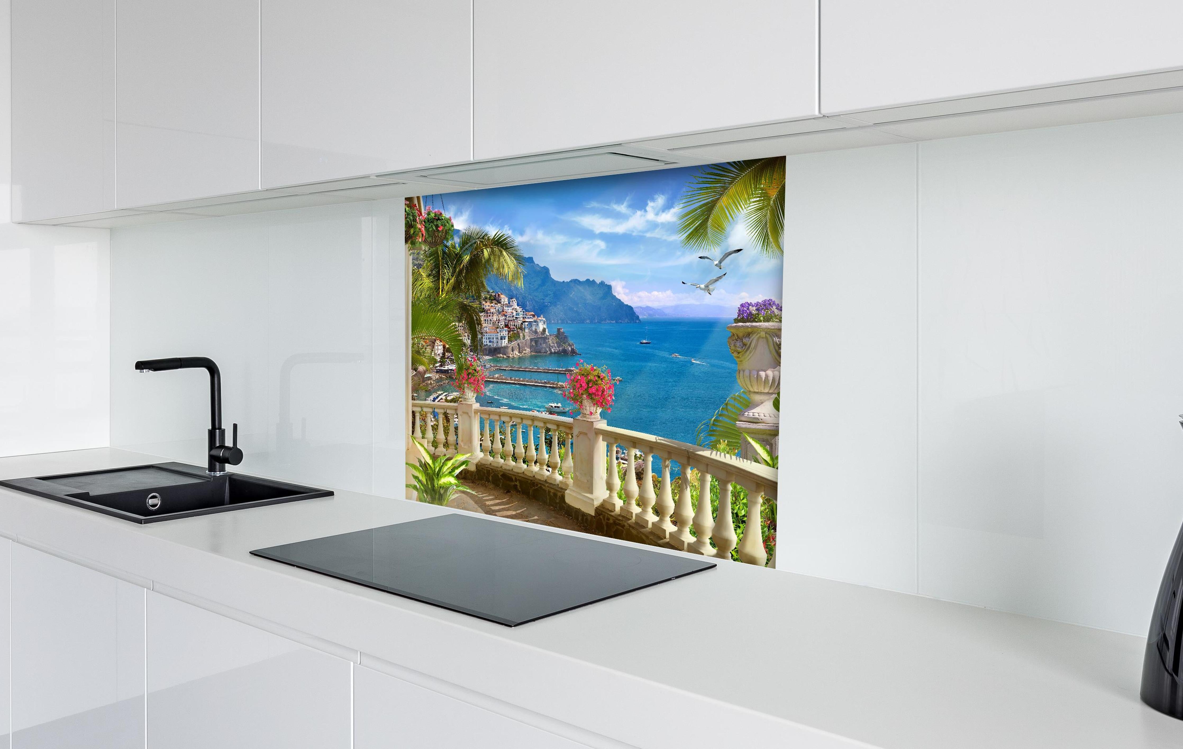 Spritzschutz - Paradiesischer Ausblick vom Balkon in Sizilien hinter einem Cerankochfeld zwischen Holz-Kochutensilien