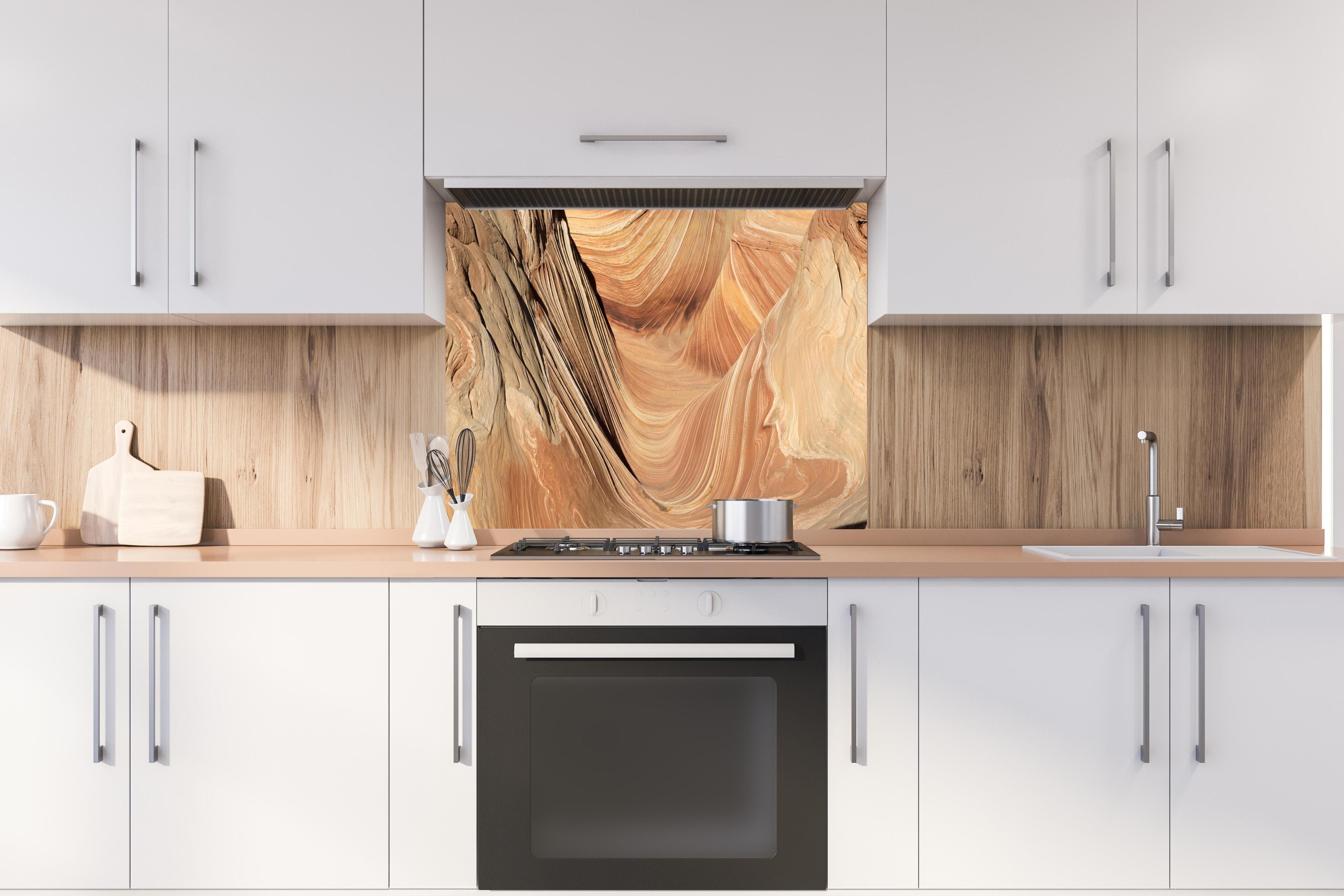 Spritzschutz - Paria-Schlucht hinter einem Cerankochfeld zwischen Holz-Kochutensilien