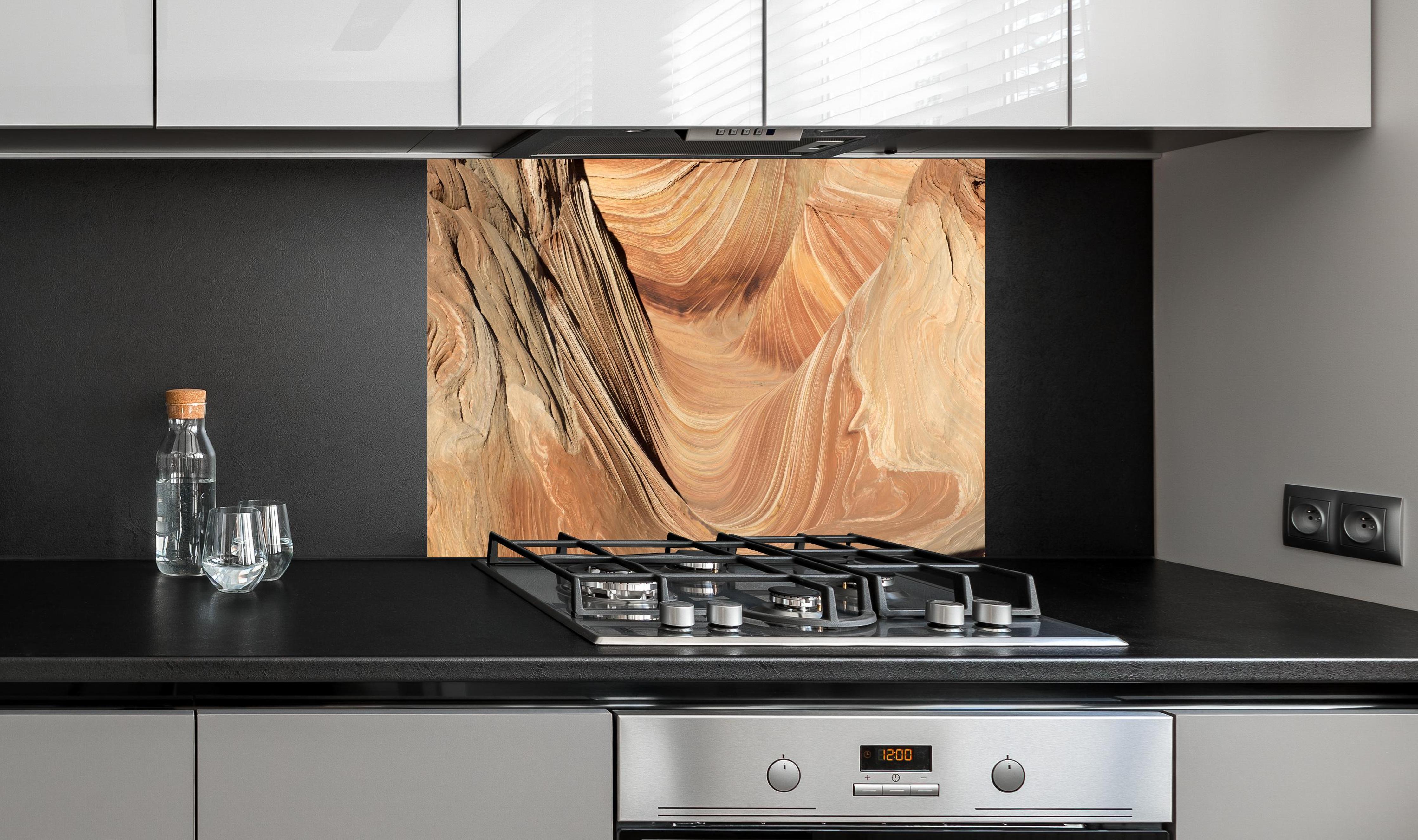 Spritzschutz - Paria-Schlucht hinter einem Cerankochfeld zwischen Holz-Kochutensilien