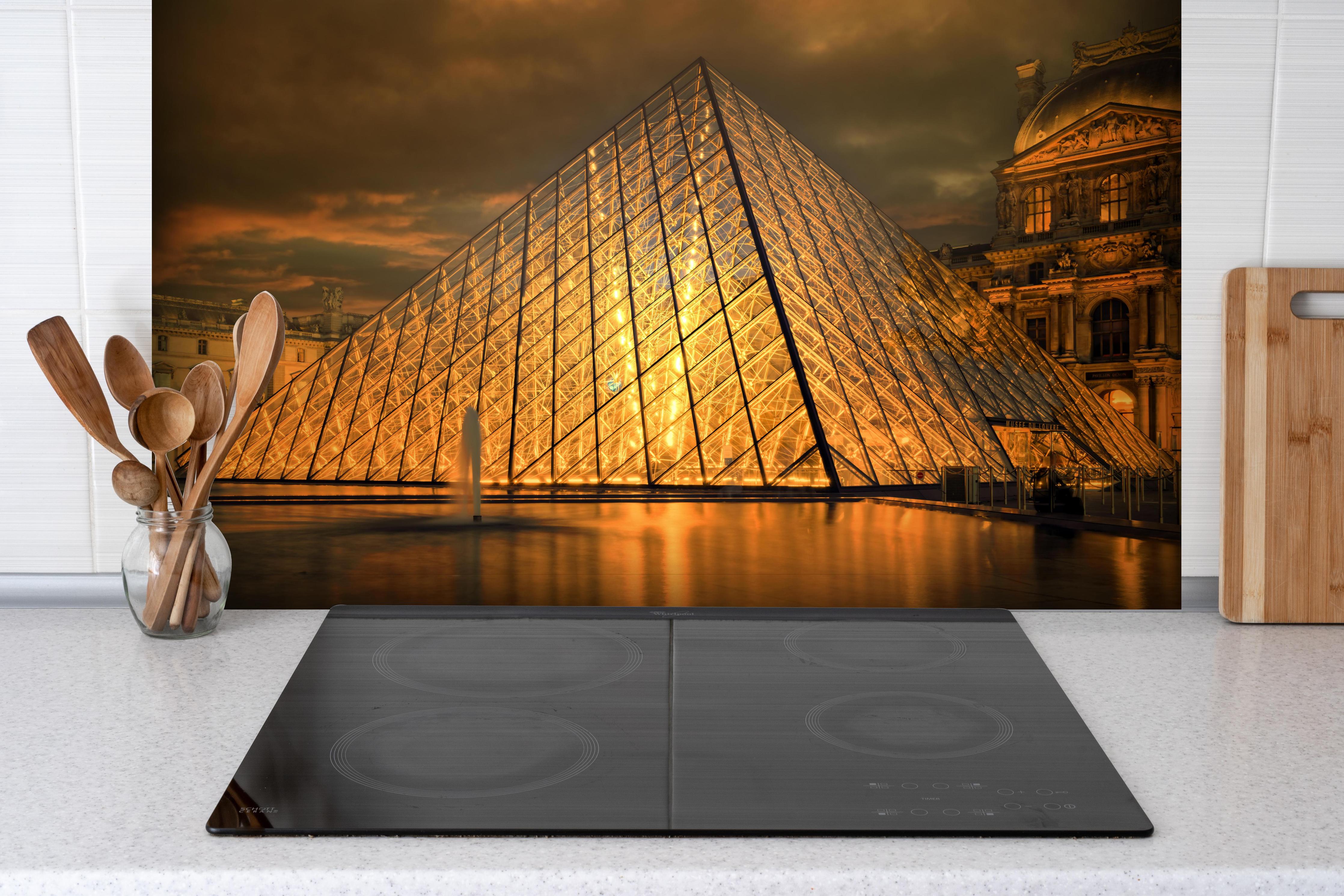 Spritzschutz - Paris Le Louvre hinter einem Cerankochfeld zwischen Holz-Kochutensilien