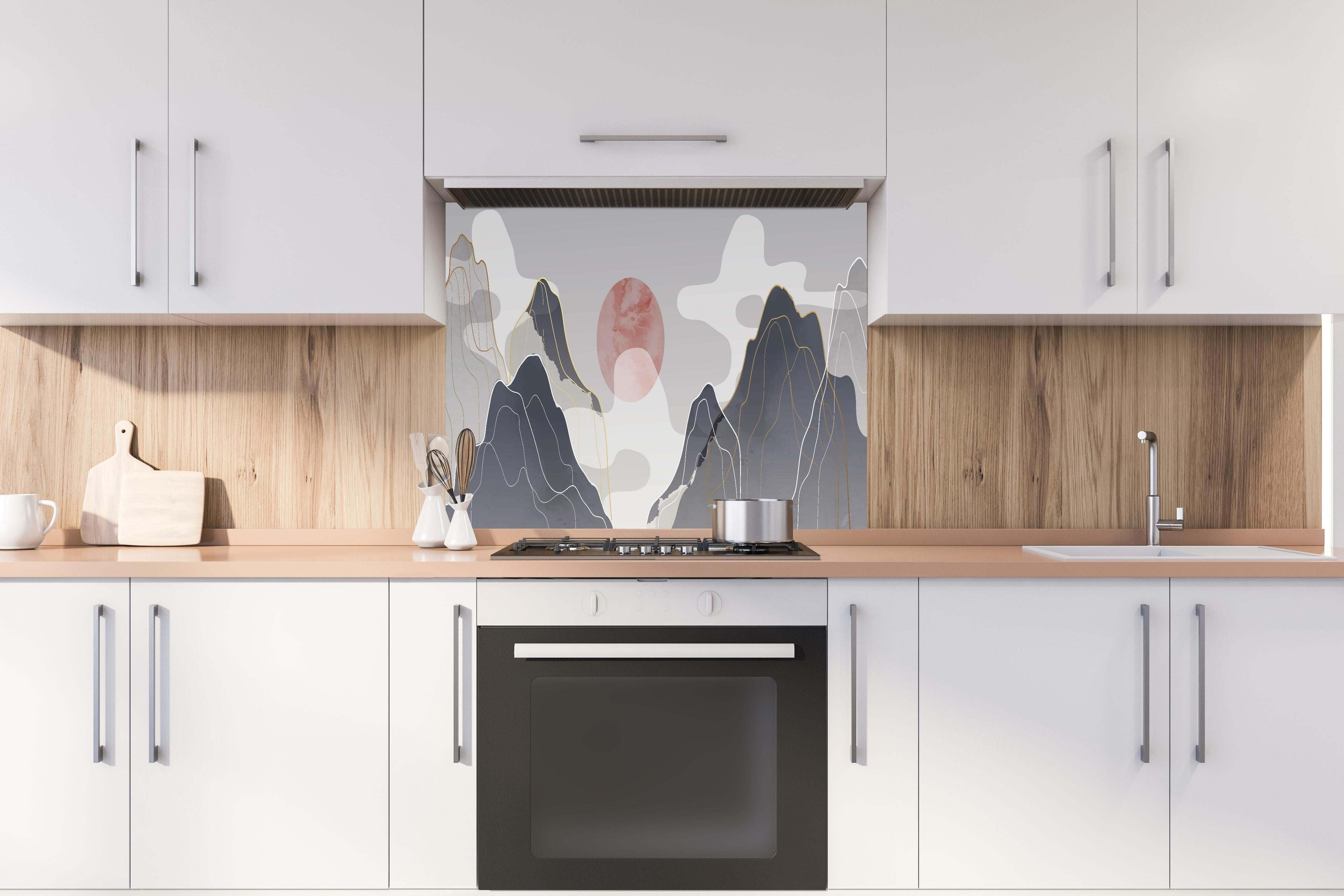 Spritzschutz - Pastell Berge Kunst Abstrakt Wandbild hinter einem Cerankochfeld zwischen Holz-Kochutensilien
