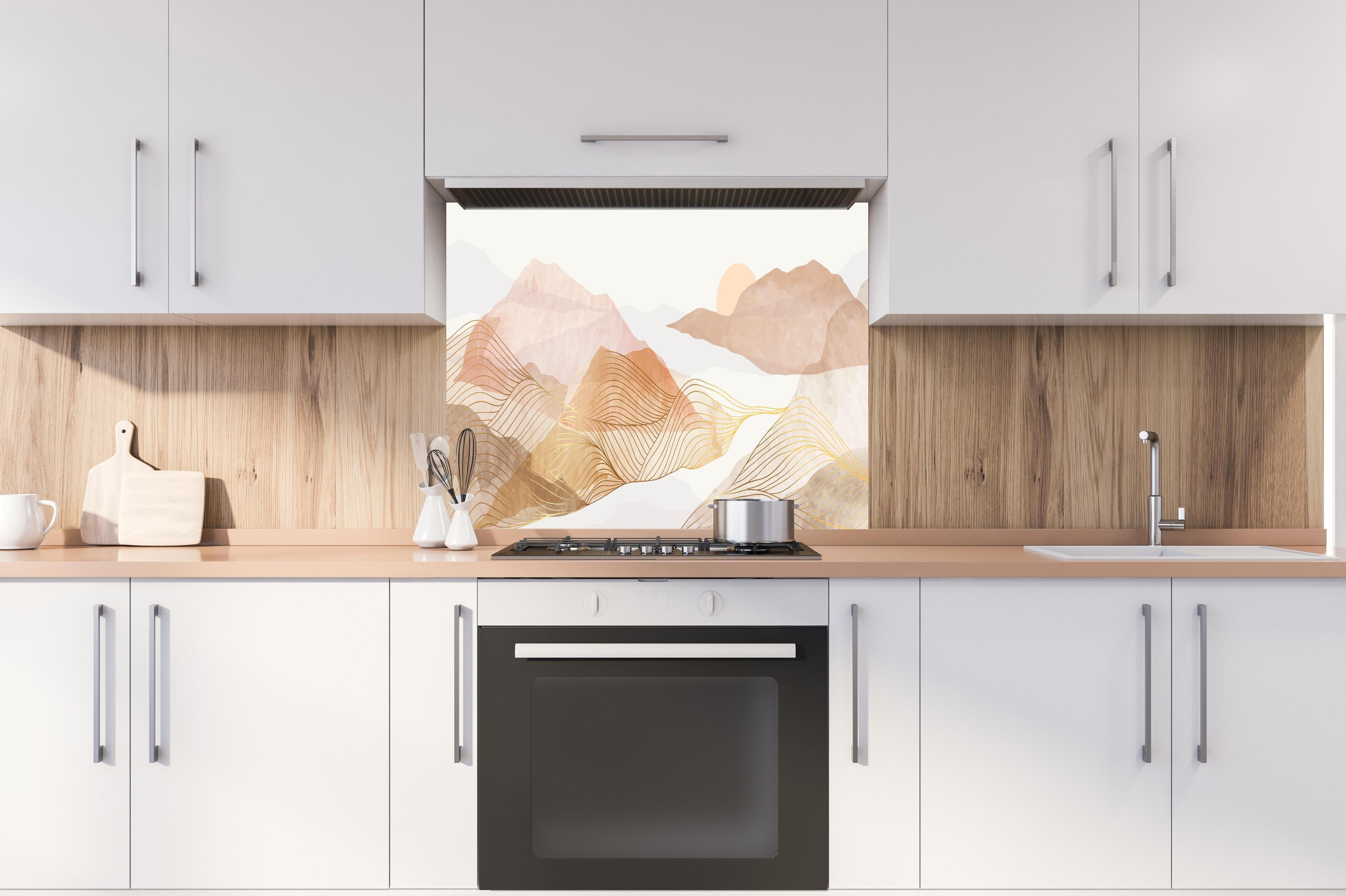 Spritzschutz - Pastell Berge und Linien Kunstwerk hinter einem Cerankochfeld zwischen Holz-Kochutensilien