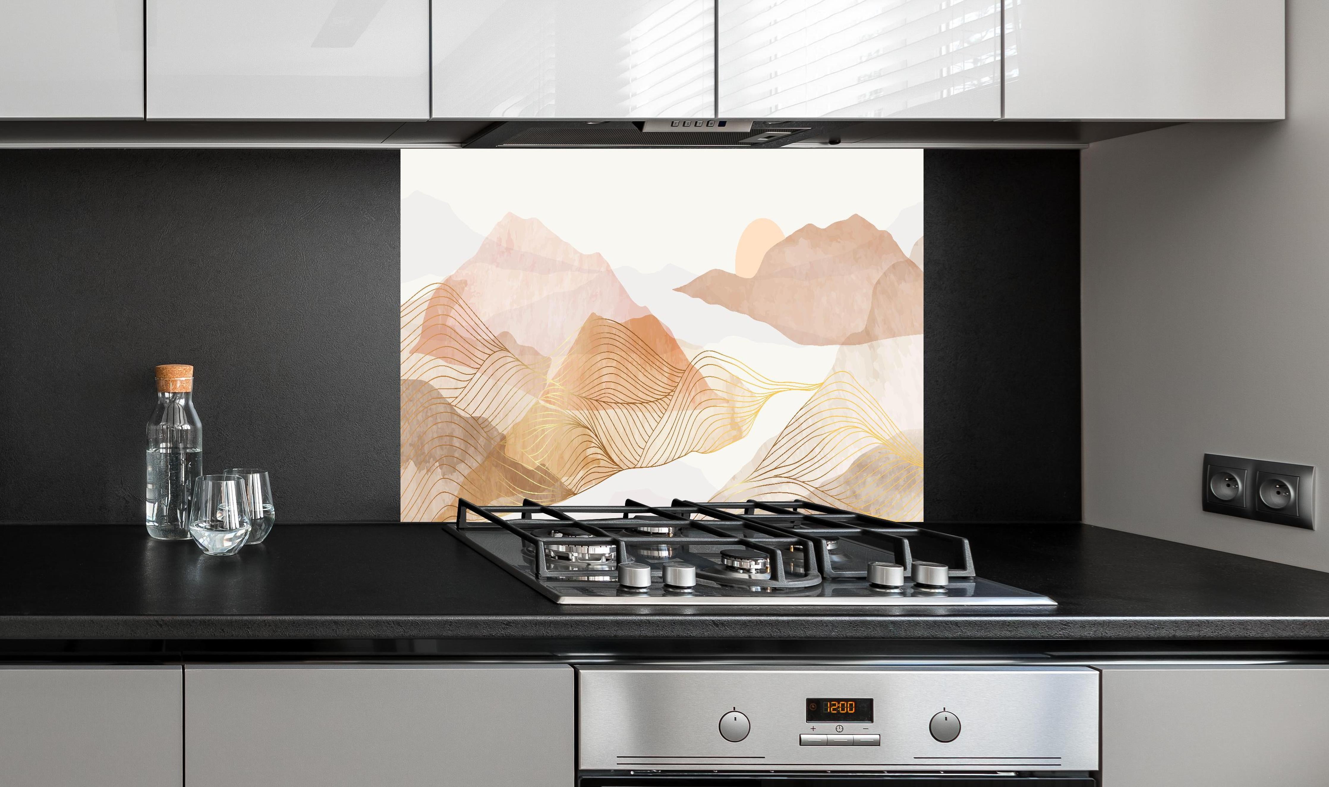 Spritzschutz - Pastell Berge und Linien Kunstwerk hinter einem Cerankochfeld zwischen Holz-Kochutensilien