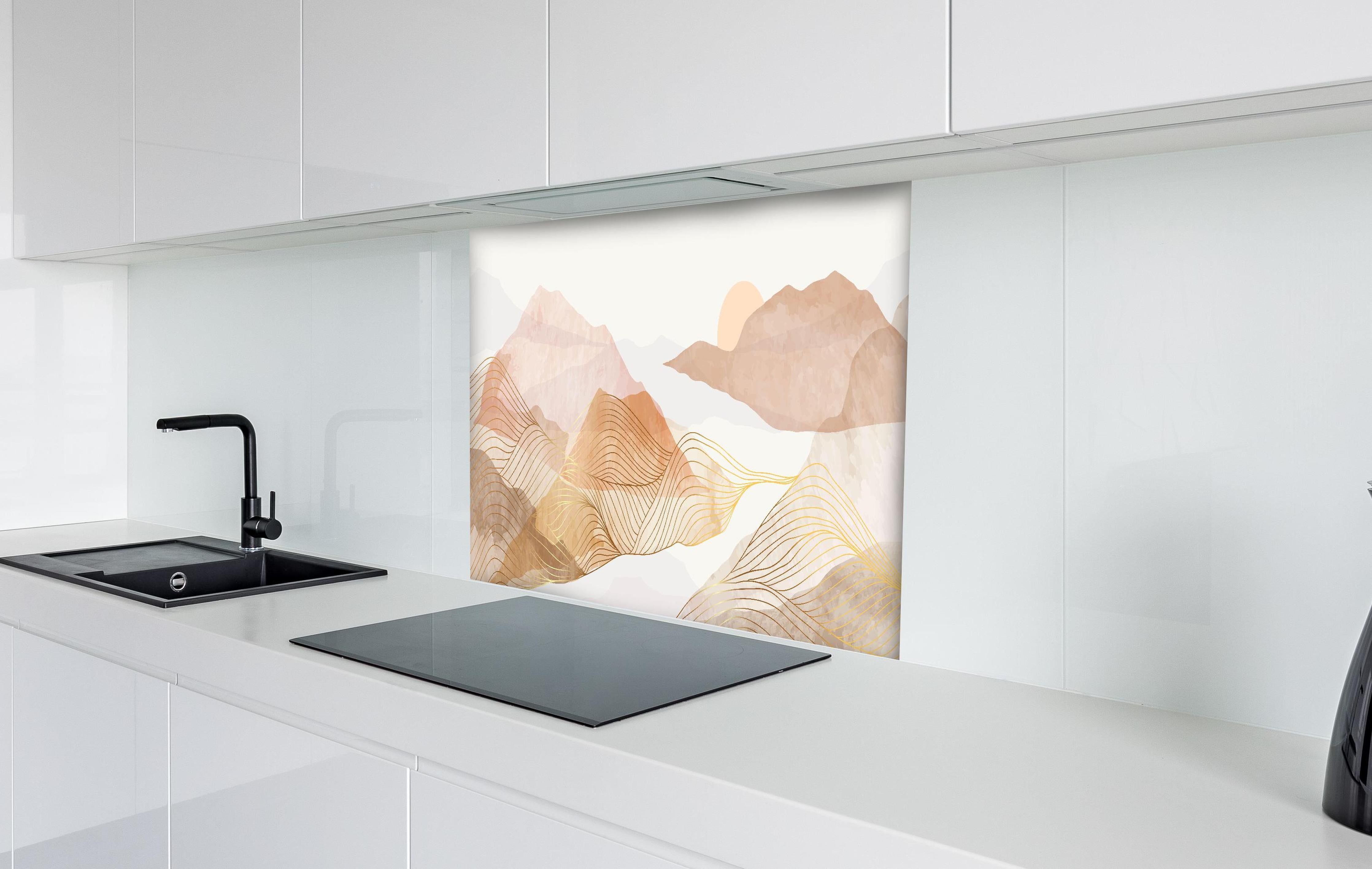 Spritzschutz - Pastell Berge und Linien Kunstwerk hinter einem Cerankochfeld zwischen Holz-Kochutensilien