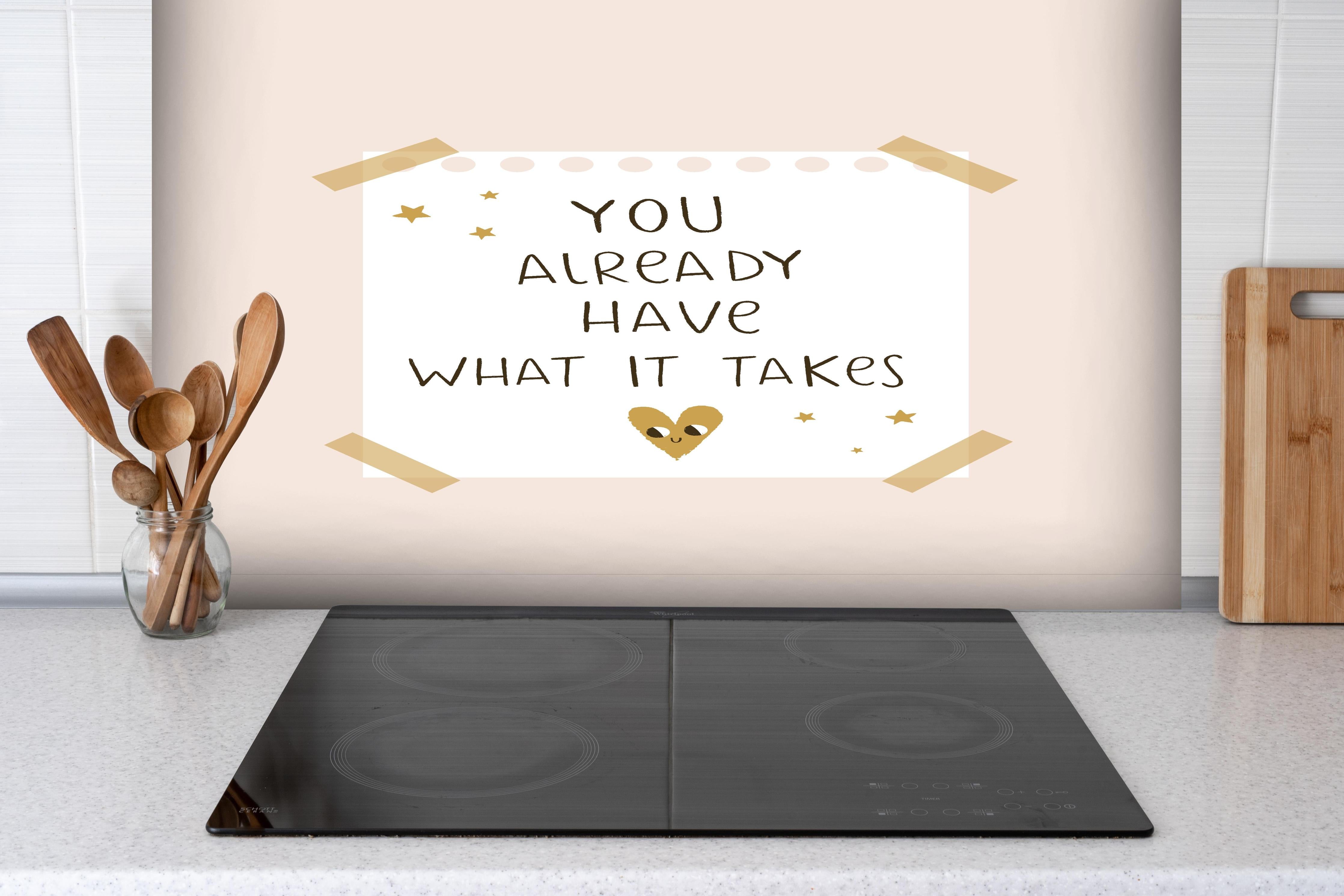 Spritzschutz - Pastell-Motivation mit Sternen und Herz hinter einem Cerankochfeld zwischen Holz-Kochutensilien