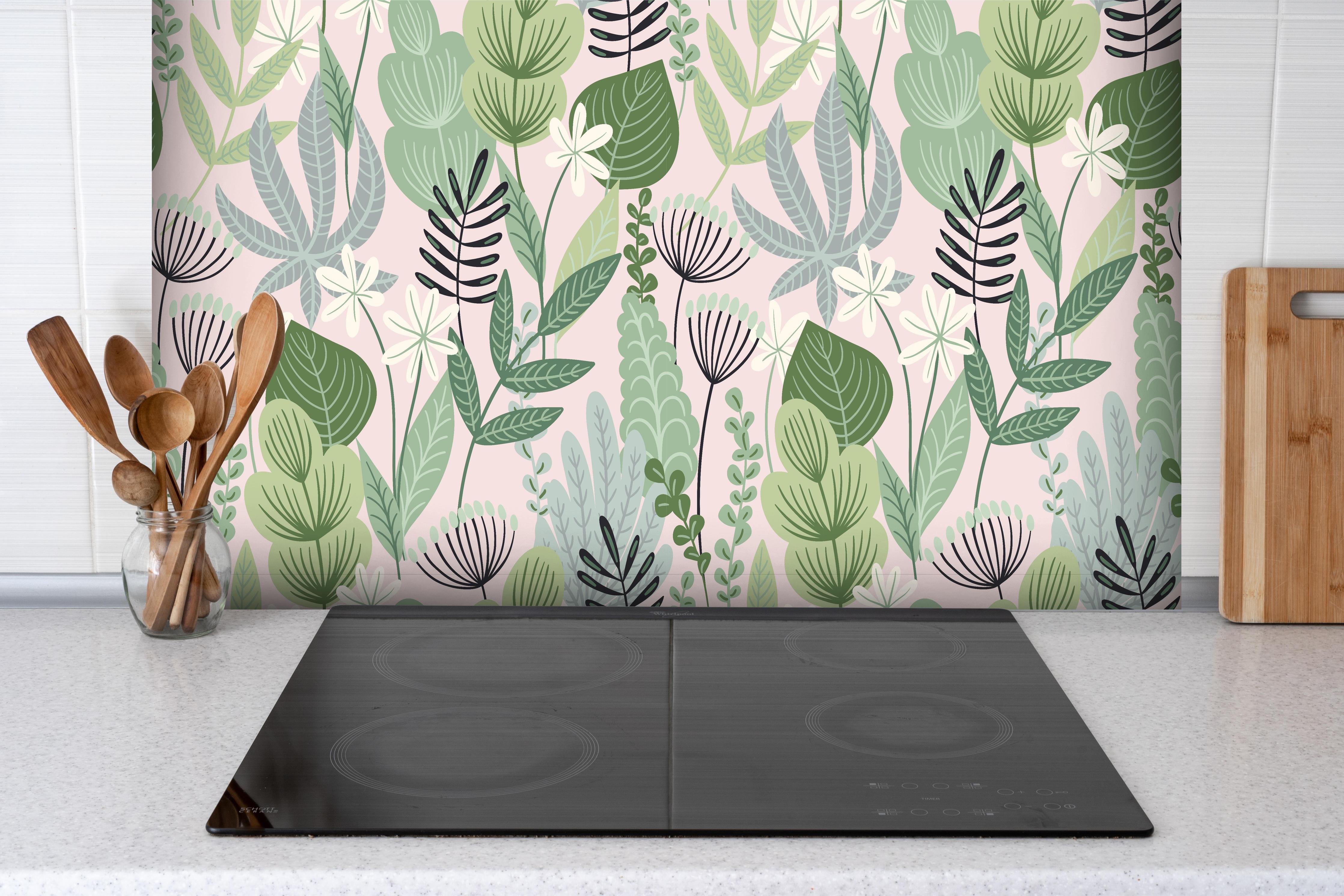 Spritzschutz - Pastell Pflanzen- und Blumenmuster Tapete hinter einem Cerankochfeld zwischen Holz-Kochutensilien