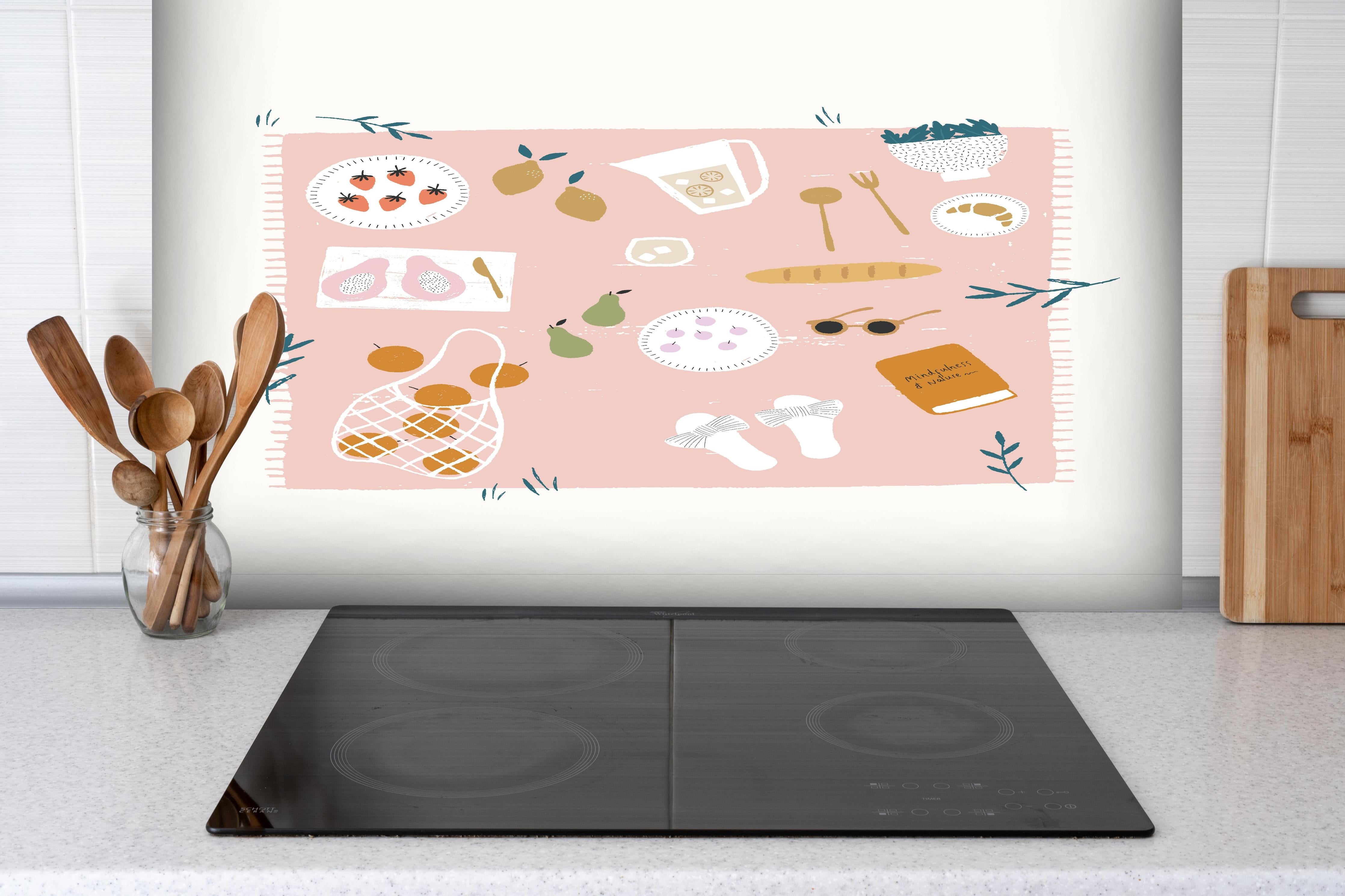 Spritzschutz - Pastell-Picknick-Zeichnung auf Weiß hinter einem Cerankochfeld zwischen Holz-Kochutensilien