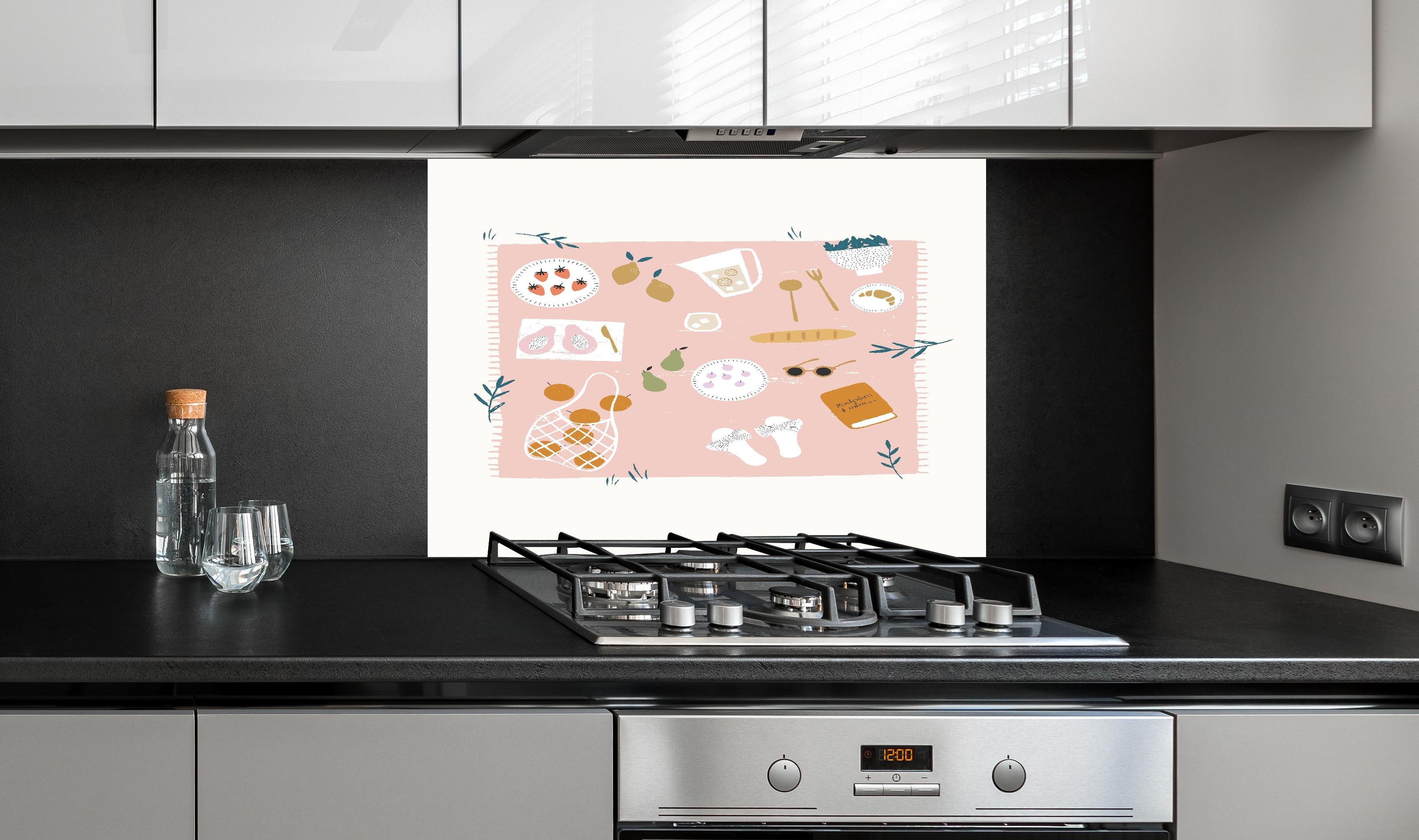Spritzschutz - Pastell-Picknick-Zeichnung auf Weiß hinter einem Cerankochfeld zwischen Holz-Kochutensilien