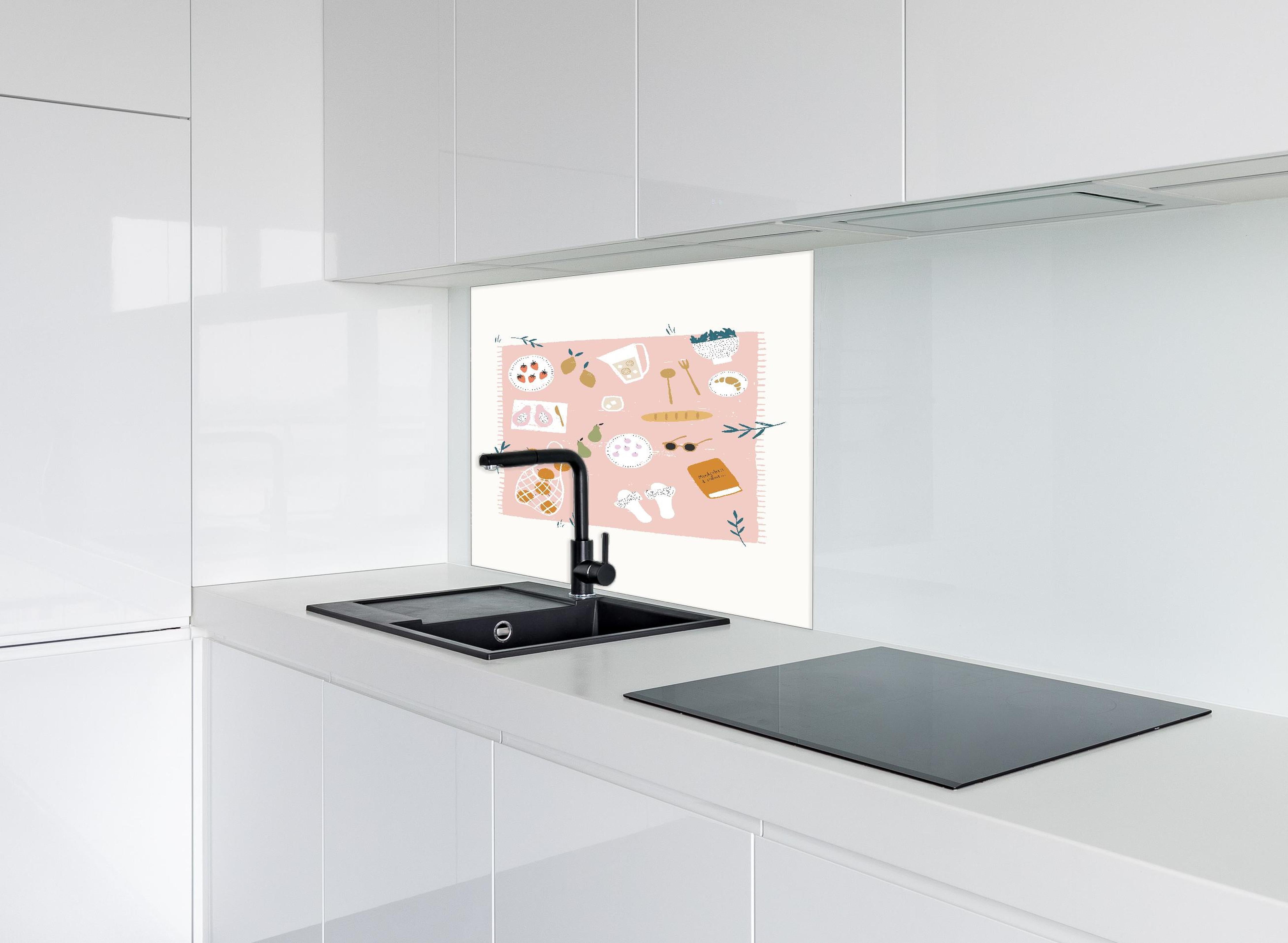 Spritzschutz - Pastell-Picknick-Zeichnung auf Weiß hinter einem Cerankochfeld zwischen Holz-Kochutensilien