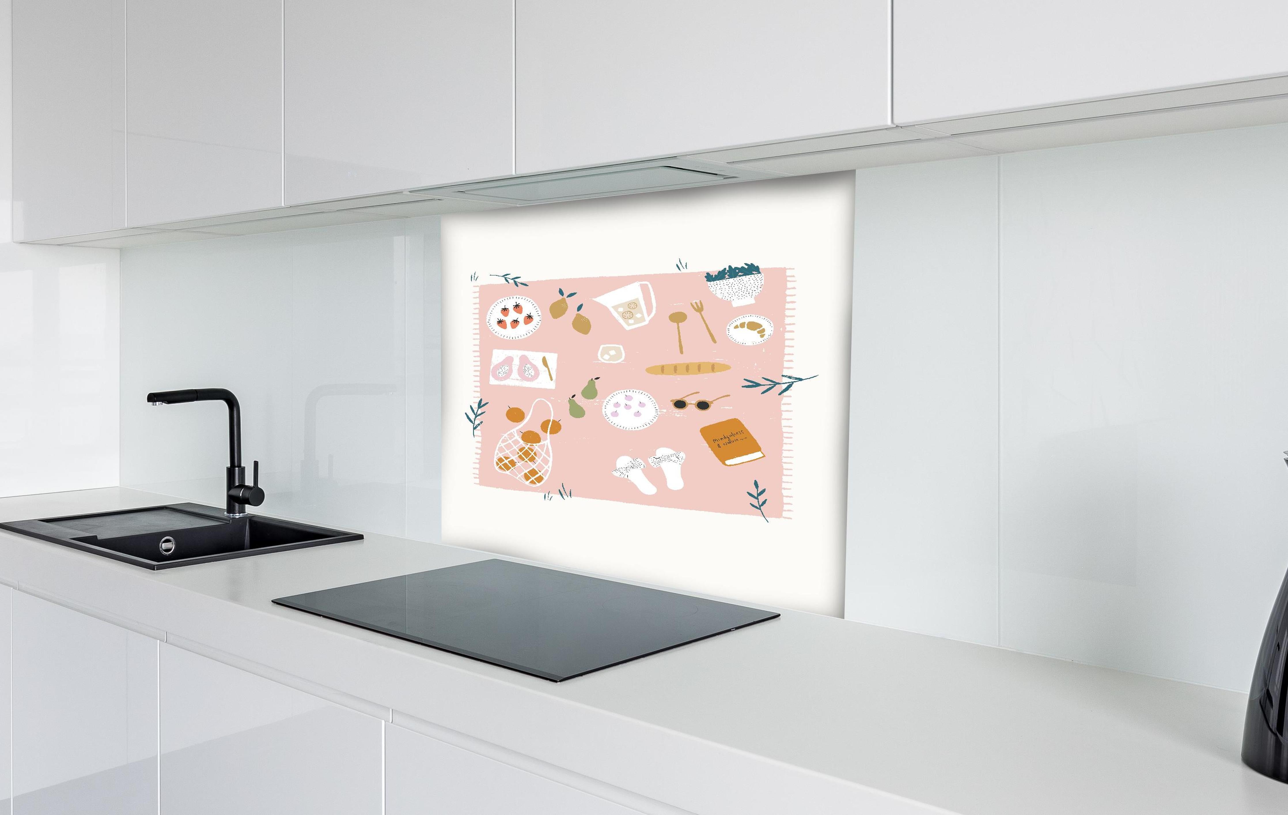 Spritzschutz - Pastell-Picknick-Zeichnung auf Weiß hinter einem Cerankochfeld zwischen Holz-Kochutensilien