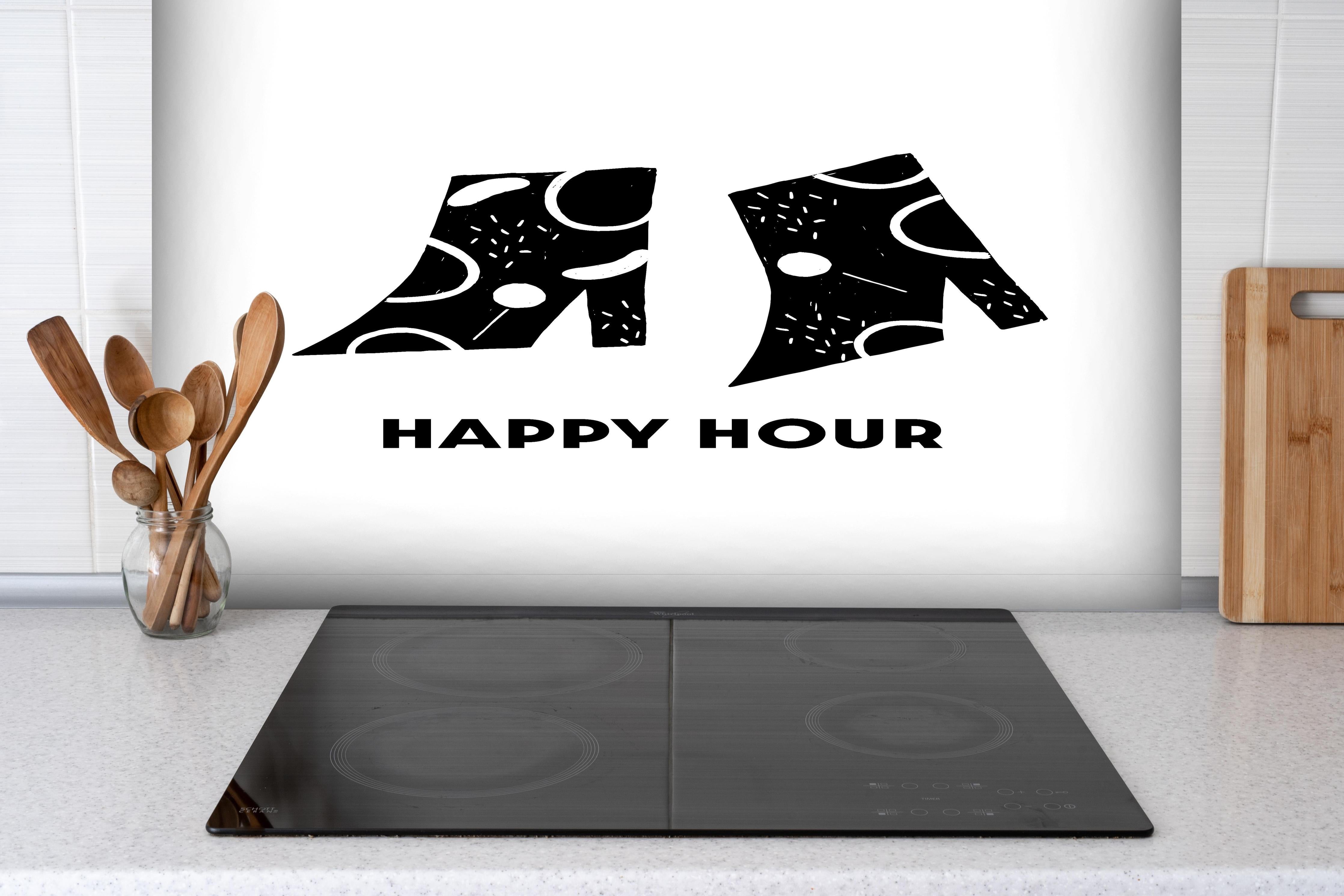 Spritzschutz - Pastell-Picknick-Zeichnung auf Weiß hinter einem Cerankochfeld zwischen Holz-Kochutensilien