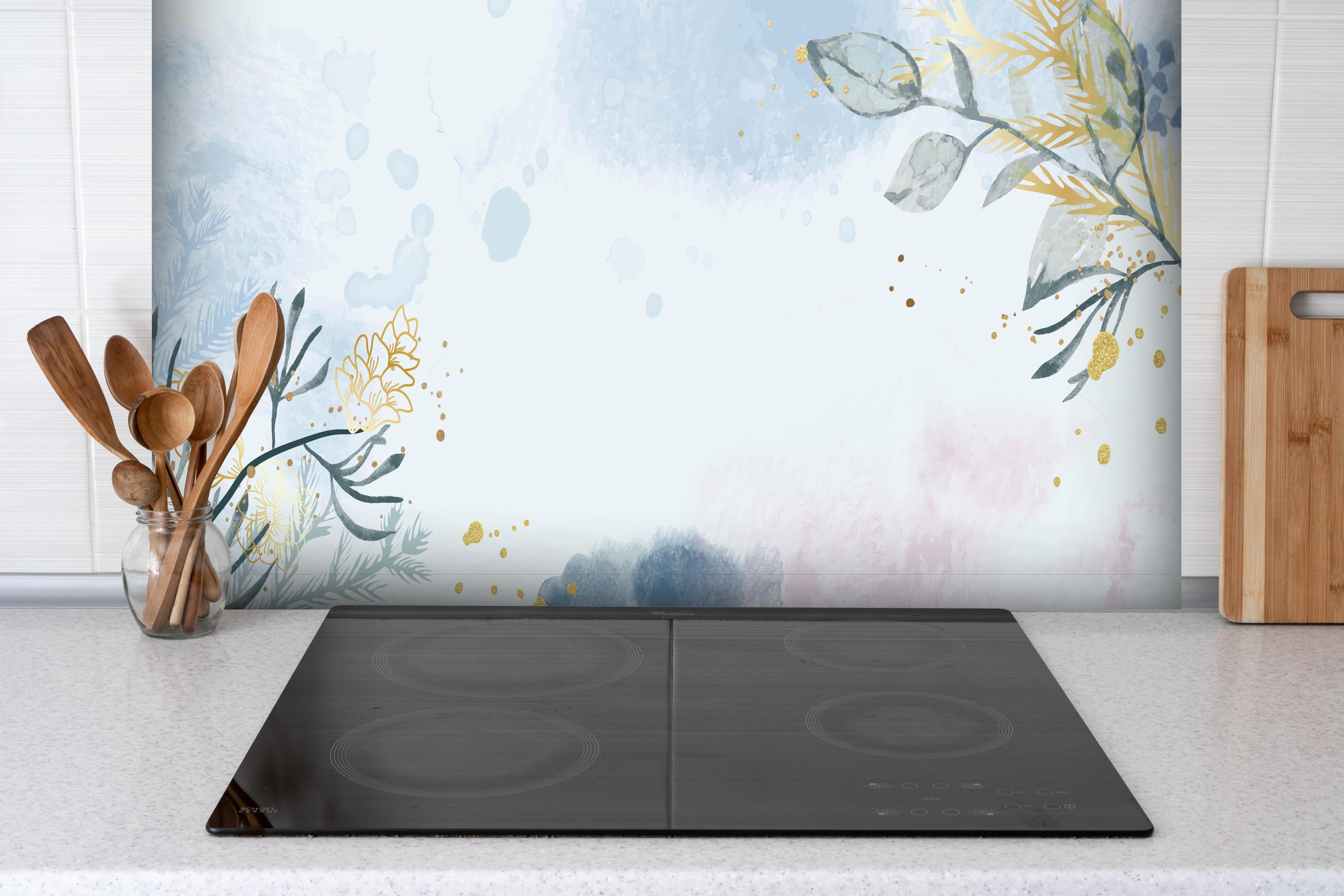 Spritzschutz - Pastellfarbene Aquarell Blumenillustration hinter einem Cerankochfeld zwischen Holz-Kochutensilien