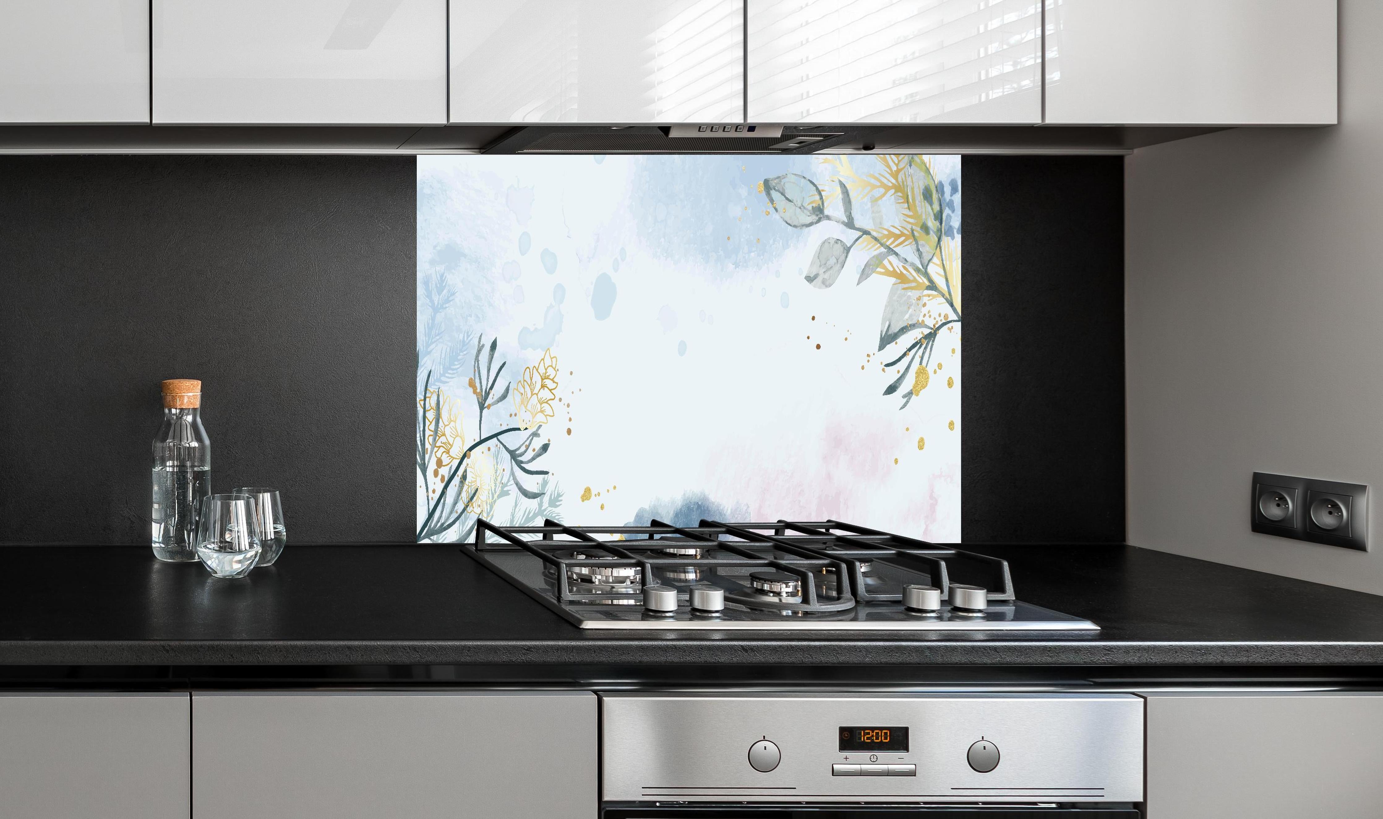 Spritzschutz - Pastellfarbene Aquarell Blumenillustration hinter einem Cerankochfeld zwischen Holz-Kochutensilien