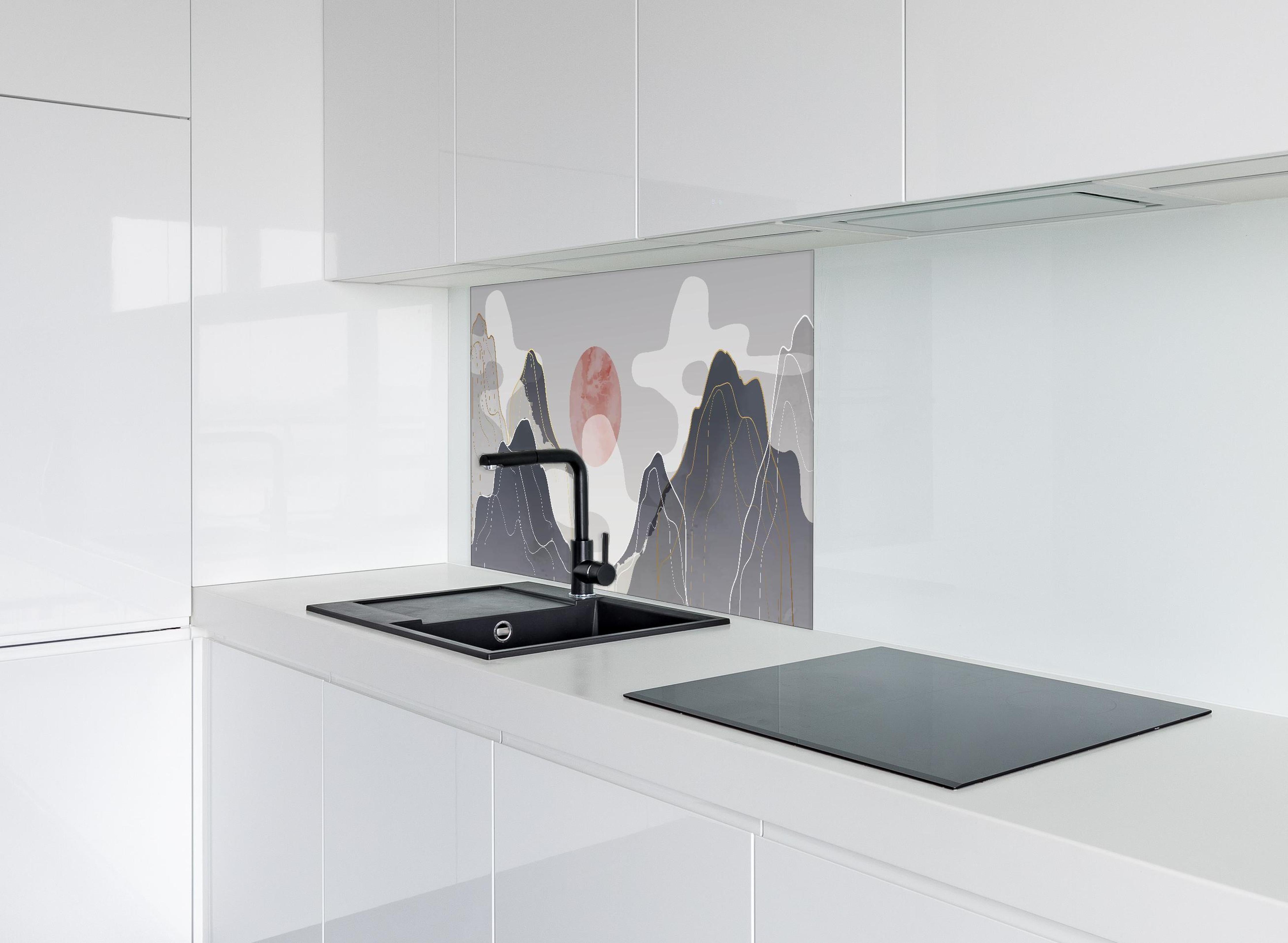 Spritzschutz - Pastellfarbene Berge und Sonnenuntergang hinter einem Cerankochfeld zwischen Holz-Kochutensilien