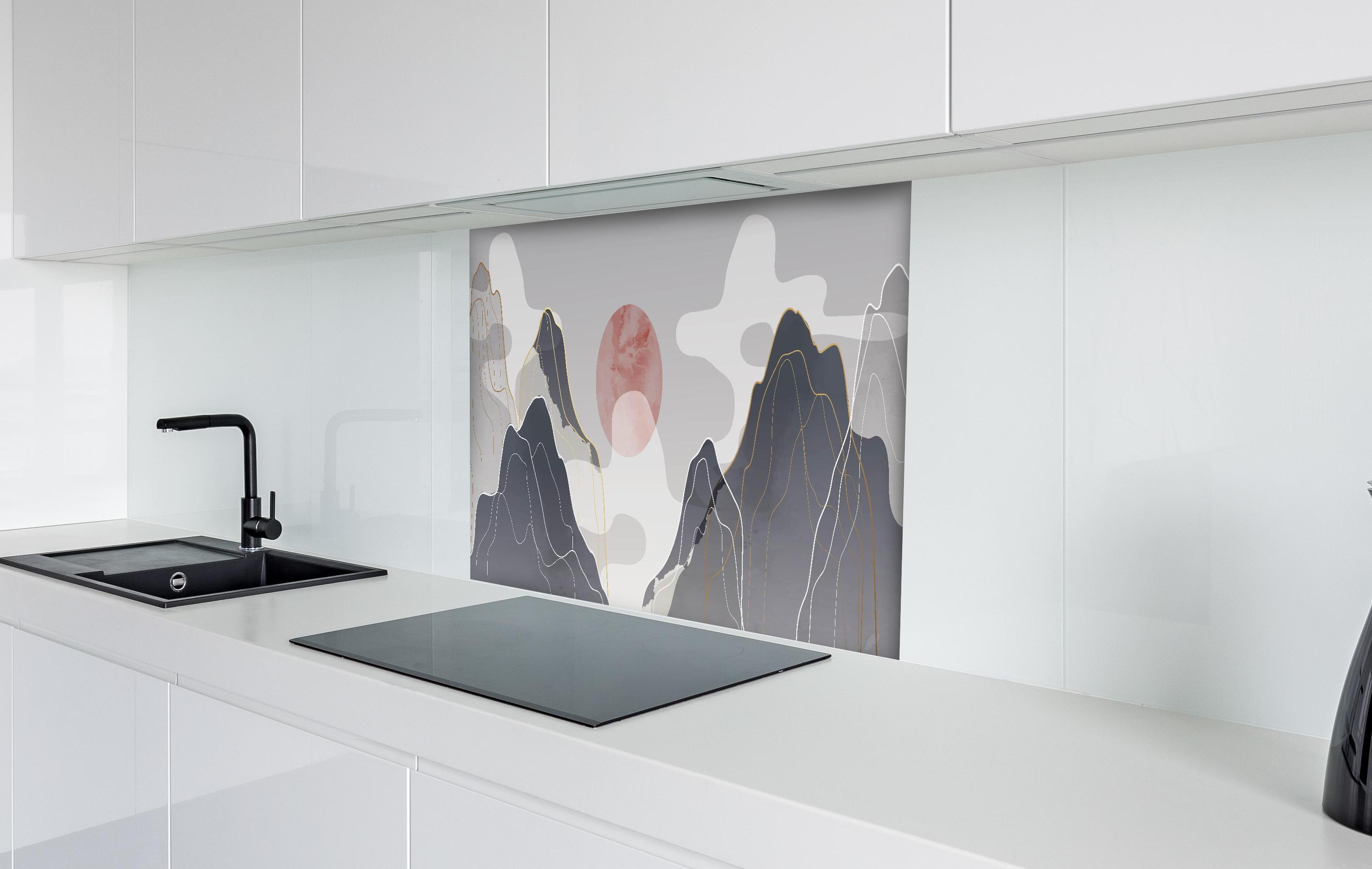 Spritzschutz - Pastellfarbene Berge und Sonnenuntergang hinter einem Cerankochfeld zwischen Holz-Kochutensilien