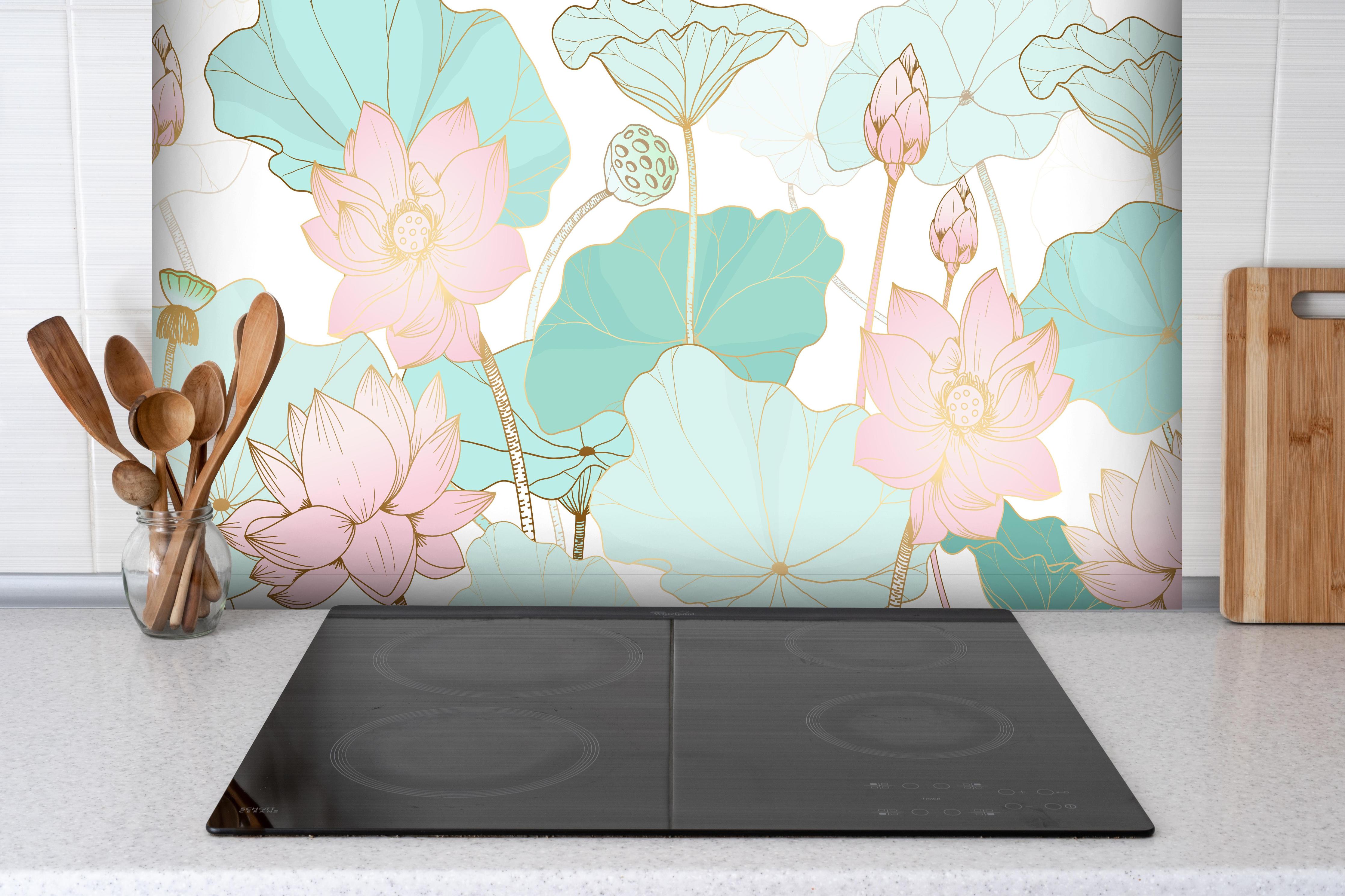 Spritzschutz - Pastellfarbene Blüten hinter einem Cerankochfeld zwischen Holz-Kochutensilien