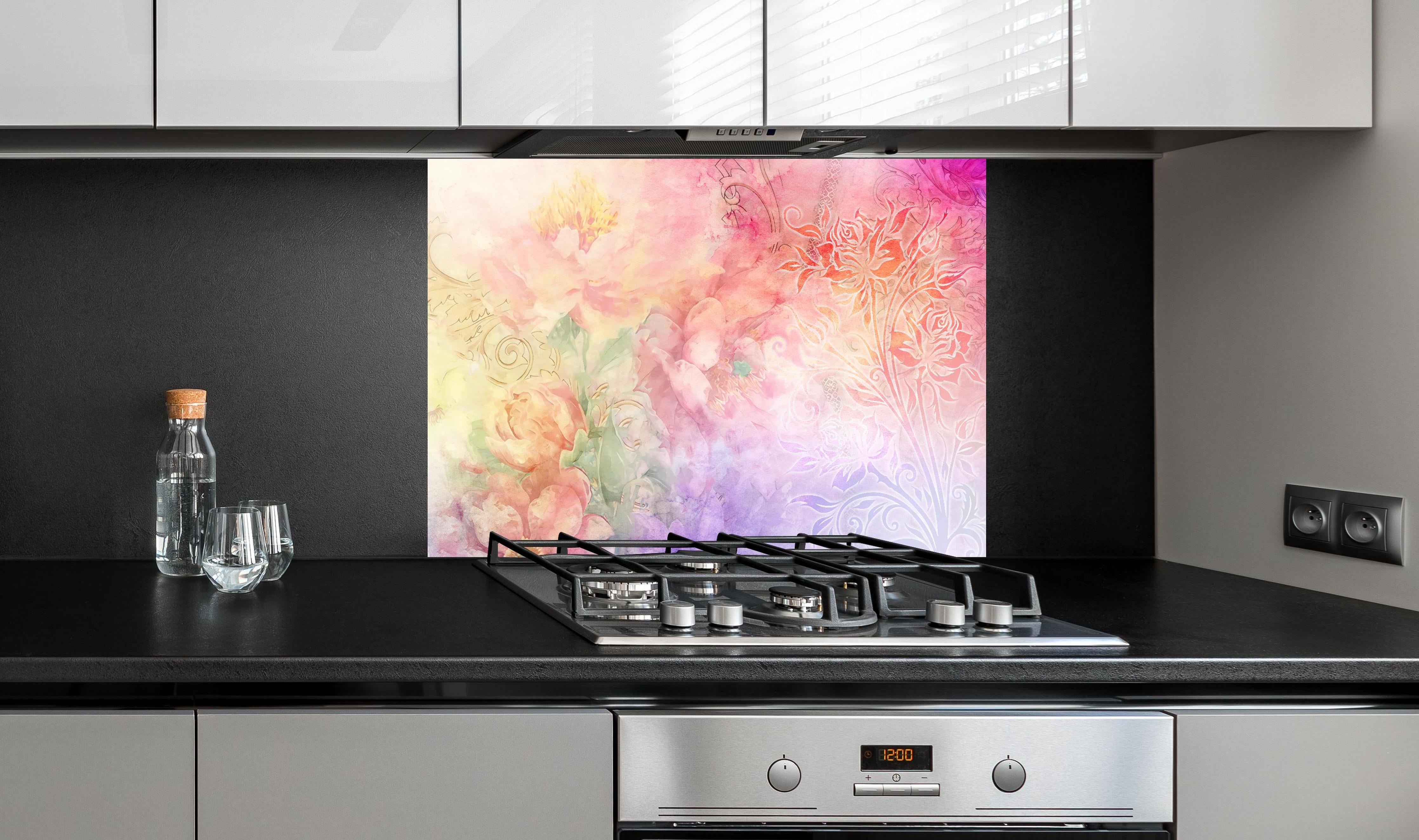 Spritzschutz - Pastellfarbene Blumenkunst Aquarell-Design hinter einem Cerankochfeld zwischen Holz-Kochutensilien