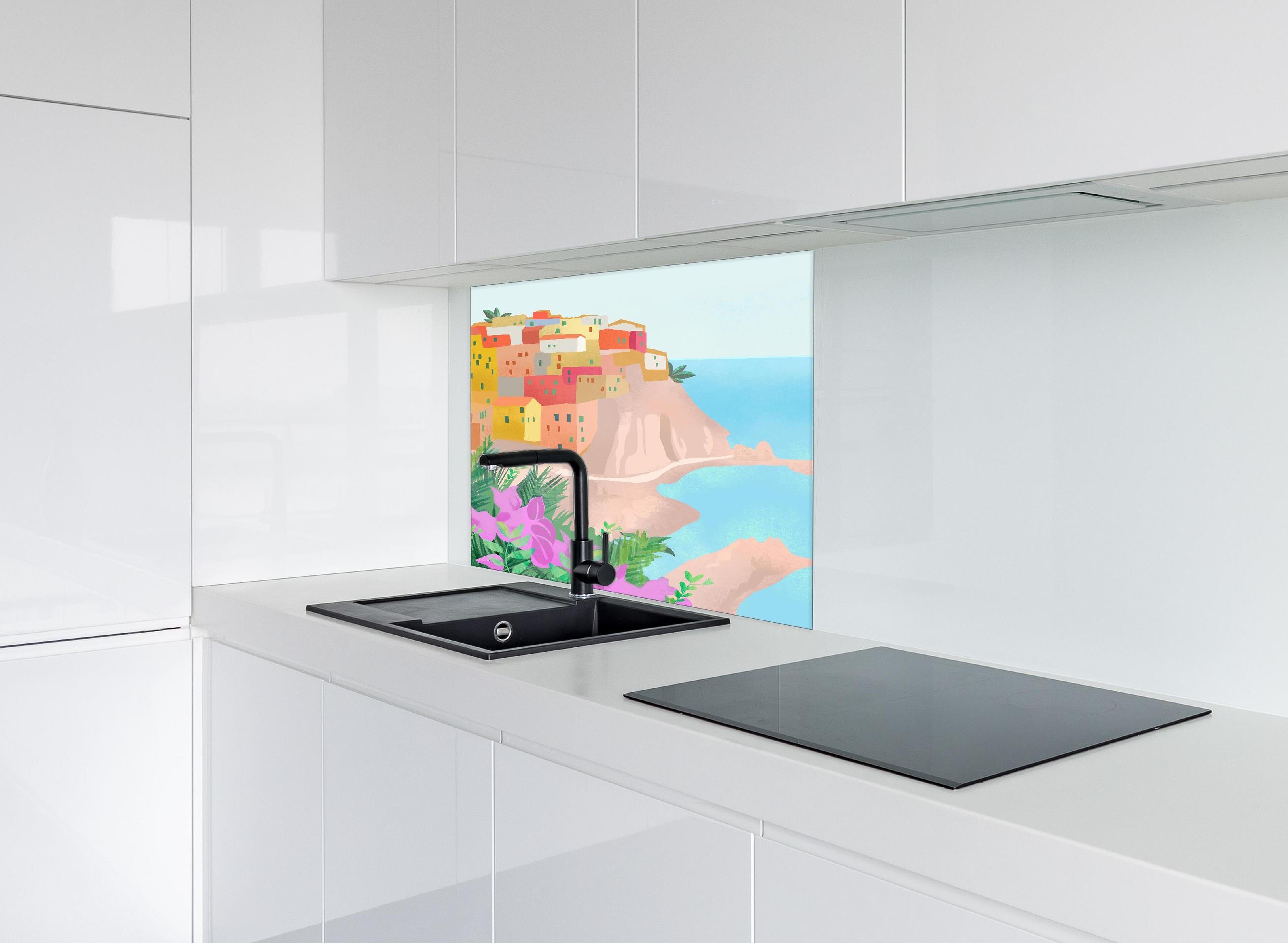 Spritzschutz - Pastellfarbene Cinque Terre Dorfansicht hinter einem Cerankochfeld zwischen Holz-Kochutensilien