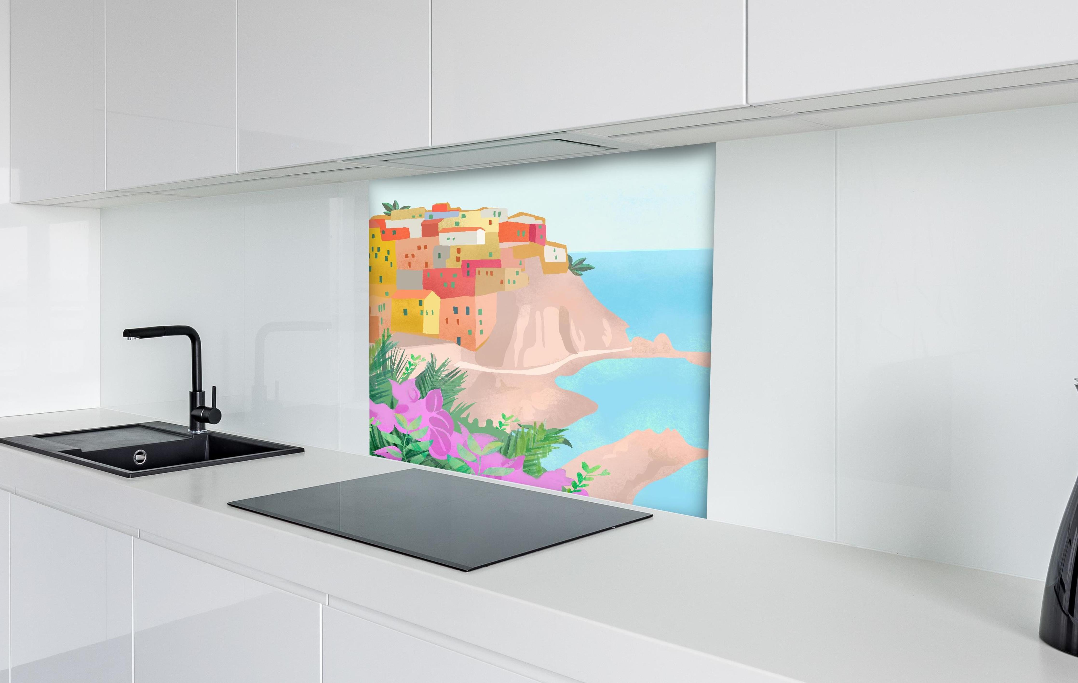 Spritzschutz - Pastellfarbene Cinque Terre Dorfansicht hinter einem Cerankochfeld zwischen Holz-Kochutensilien