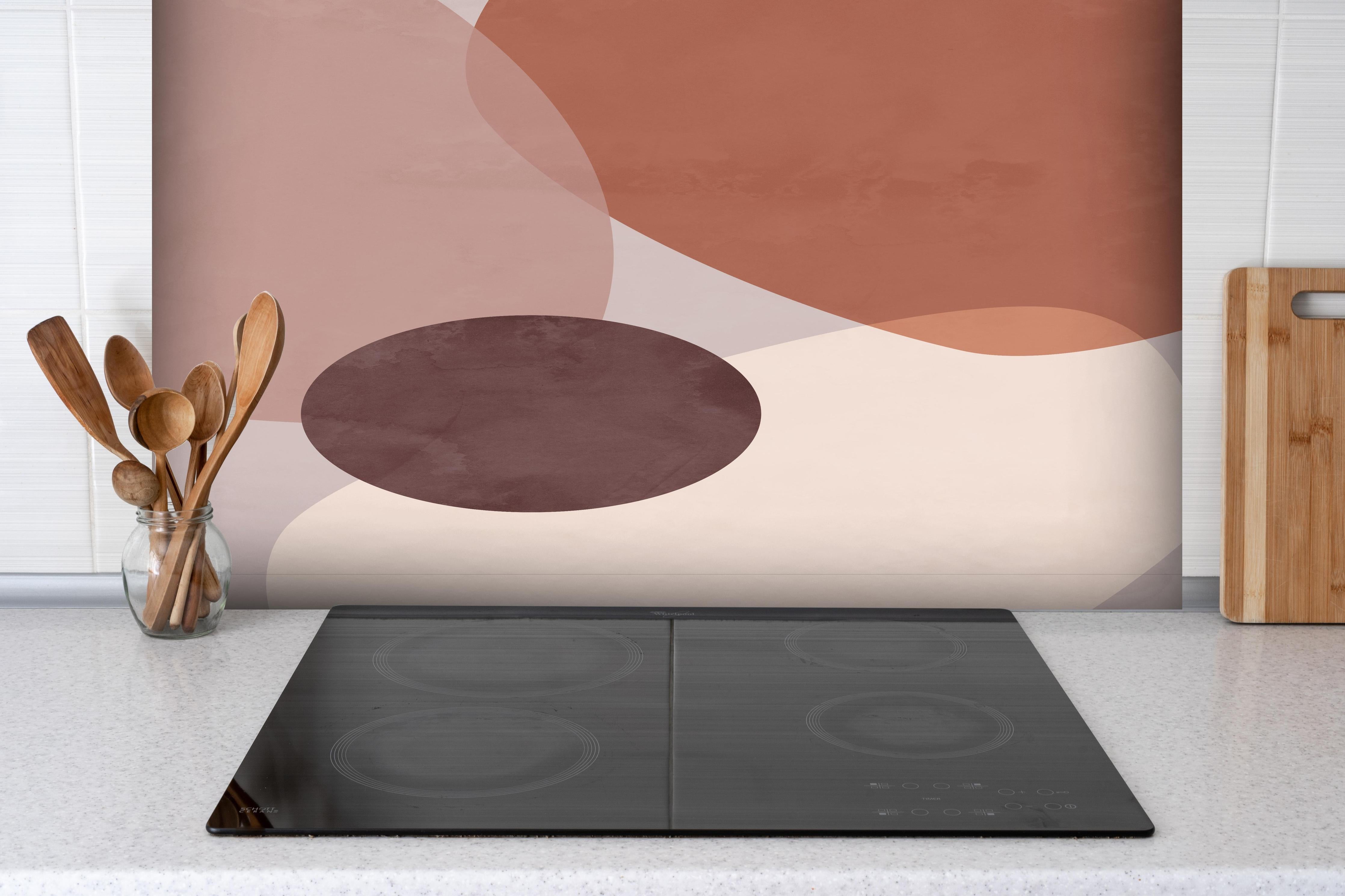 Spritzschutz - Pastellfarbene Kreise in minimalistischem Stil hinter einem Cerankochfeld zwischen Holz-Kochutensilien