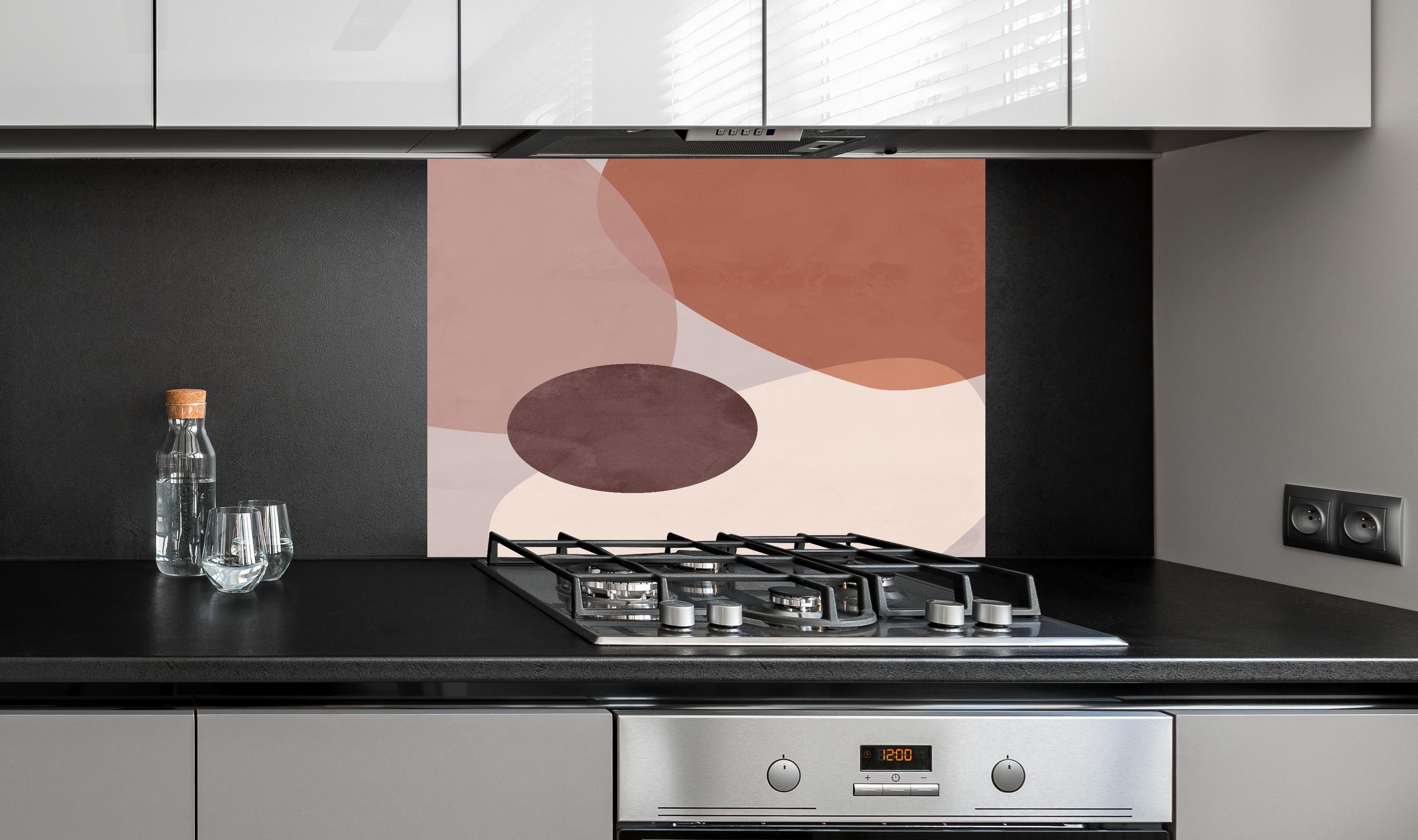 Spritzschutz - Pastellfarbene Kreise in minimalistischem Stil hinter einem Cerankochfeld zwischen Holz-Kochutensilien