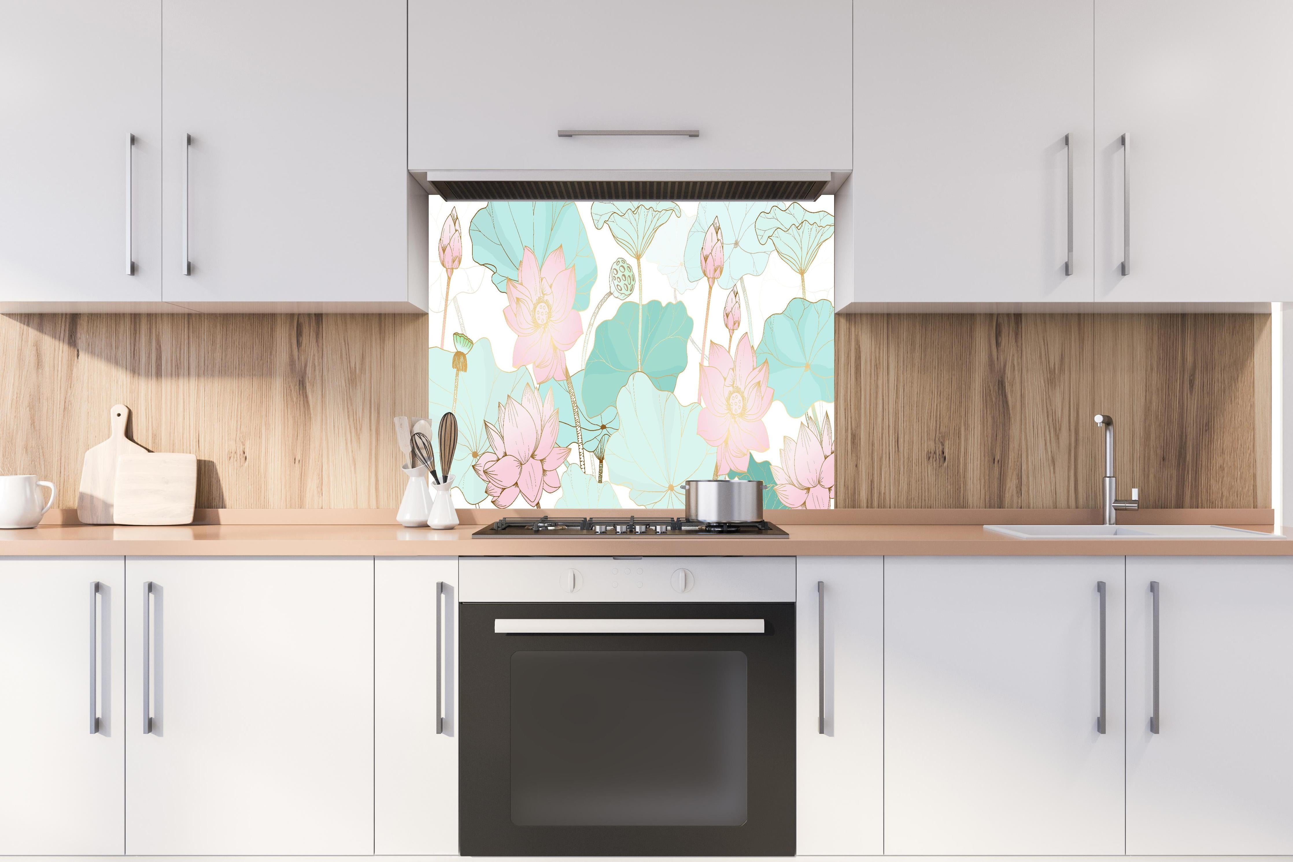 Spritzschutz - Pastellfarbene Lotusblumen Illustration hinter einem Cerankochfeld zwischen Holz-Kochutensilien