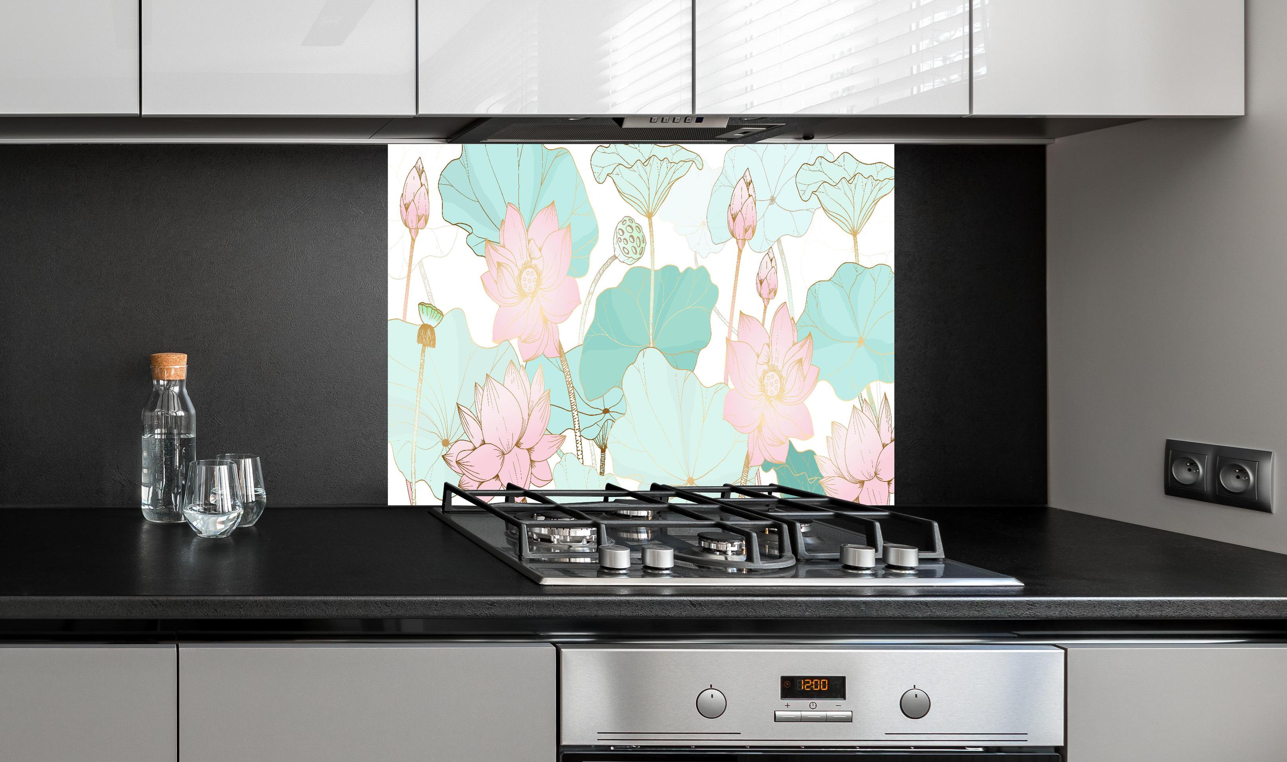 Spritzschutz - Pastellfarbene Lotusblumen Illustration hinter einem Cerankochfeld zwischen Holz-Kochutensilien