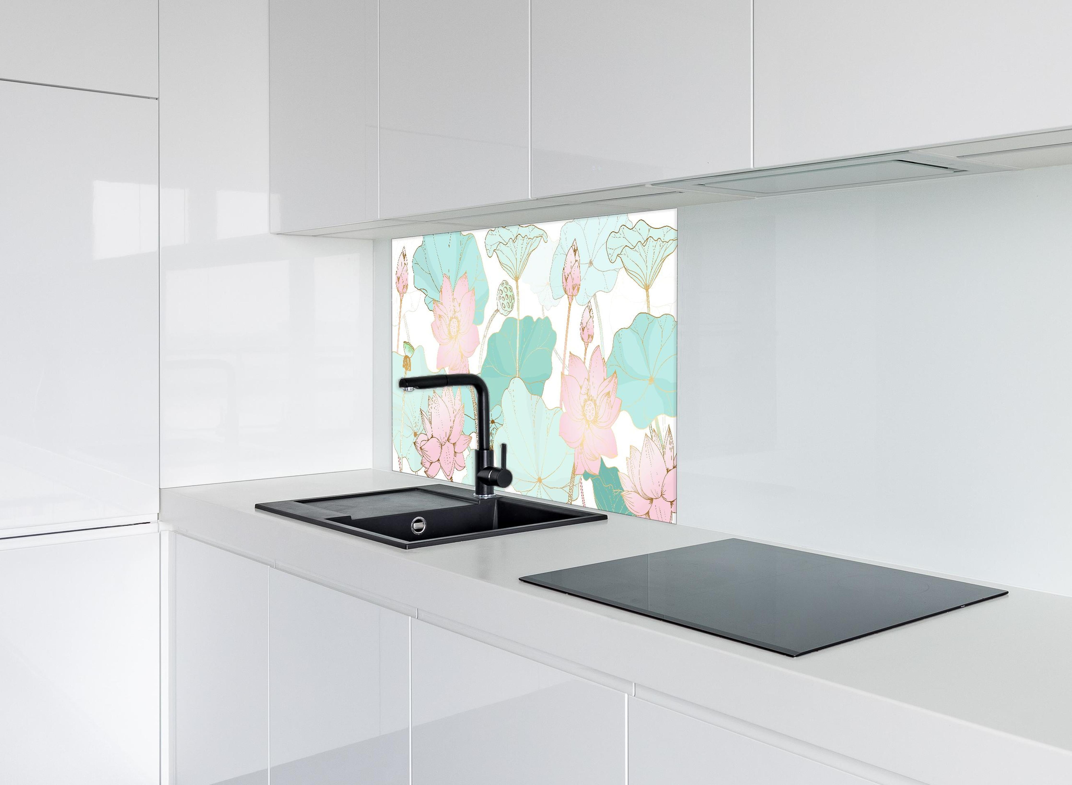 Spritzschutz - Pastellfarbene Lotusblumen Illustration hinter einem Cerankochfeld zwischen Holz-Kochutensilien