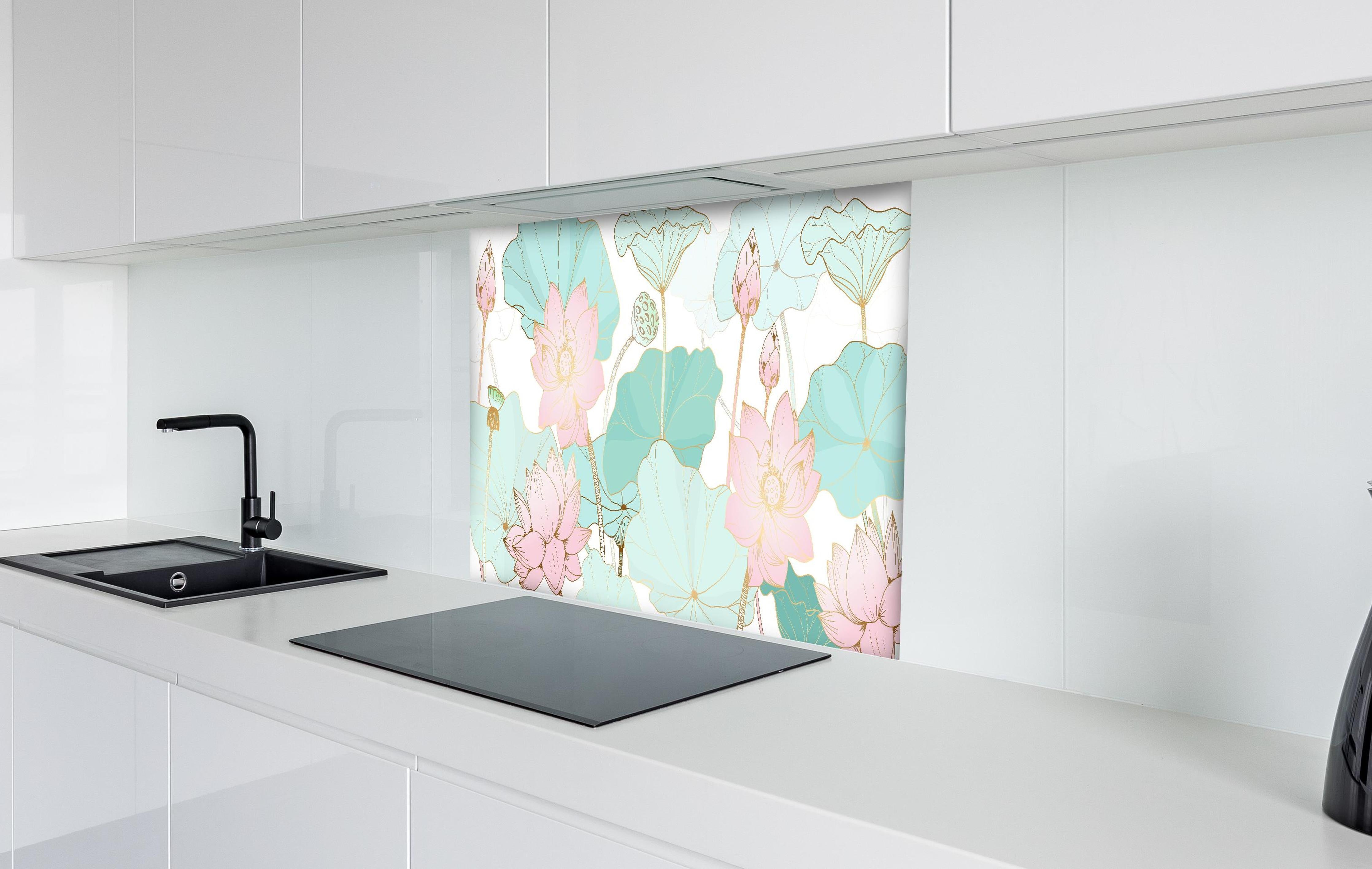 Spritzschutz - Pastellfarbene Lotusblumen Illustration hinter einem Cerankochfeld zwischen Holz-Kochutensilien