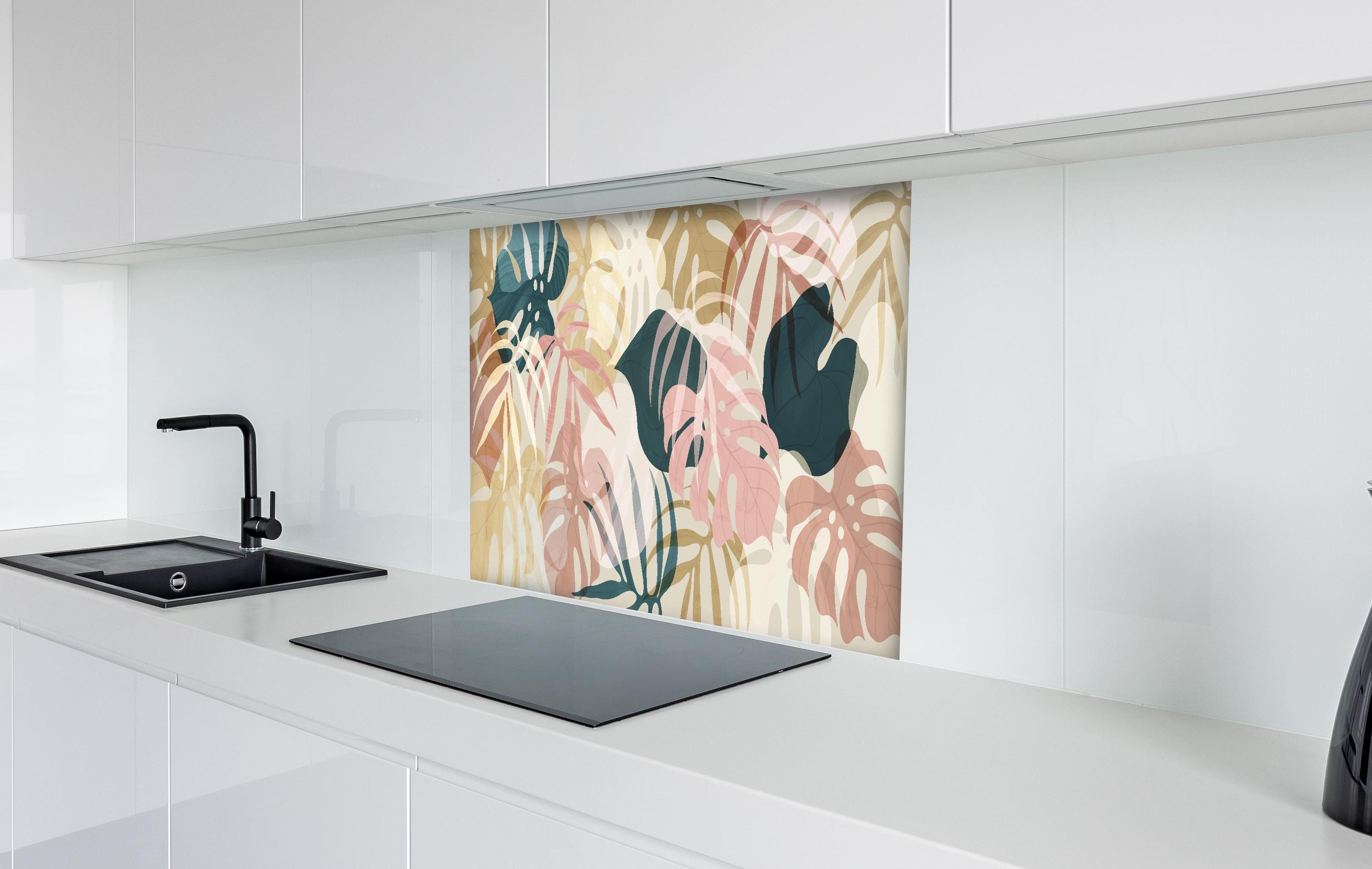 Spritzschutz - Pastellfarbene Tropenblätter Abstrakte Kunst hinter einem Cerankochfeld zwischen Holz-Kochutensilien