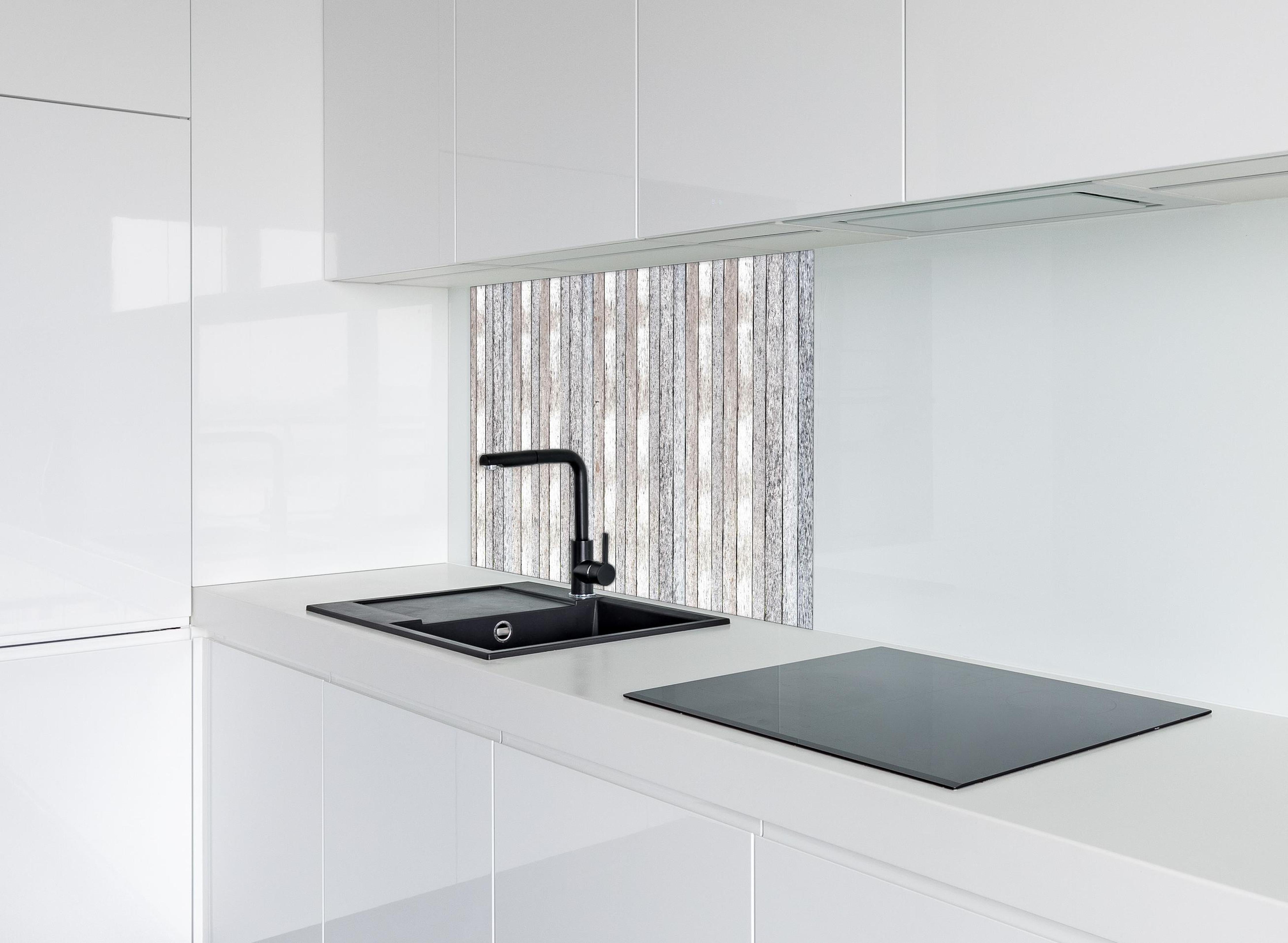 Spritzschutz - Pastellfarbene Vintage Holzwand hinter einem Cerankochfeld zwischen Holz-Kochutensilien