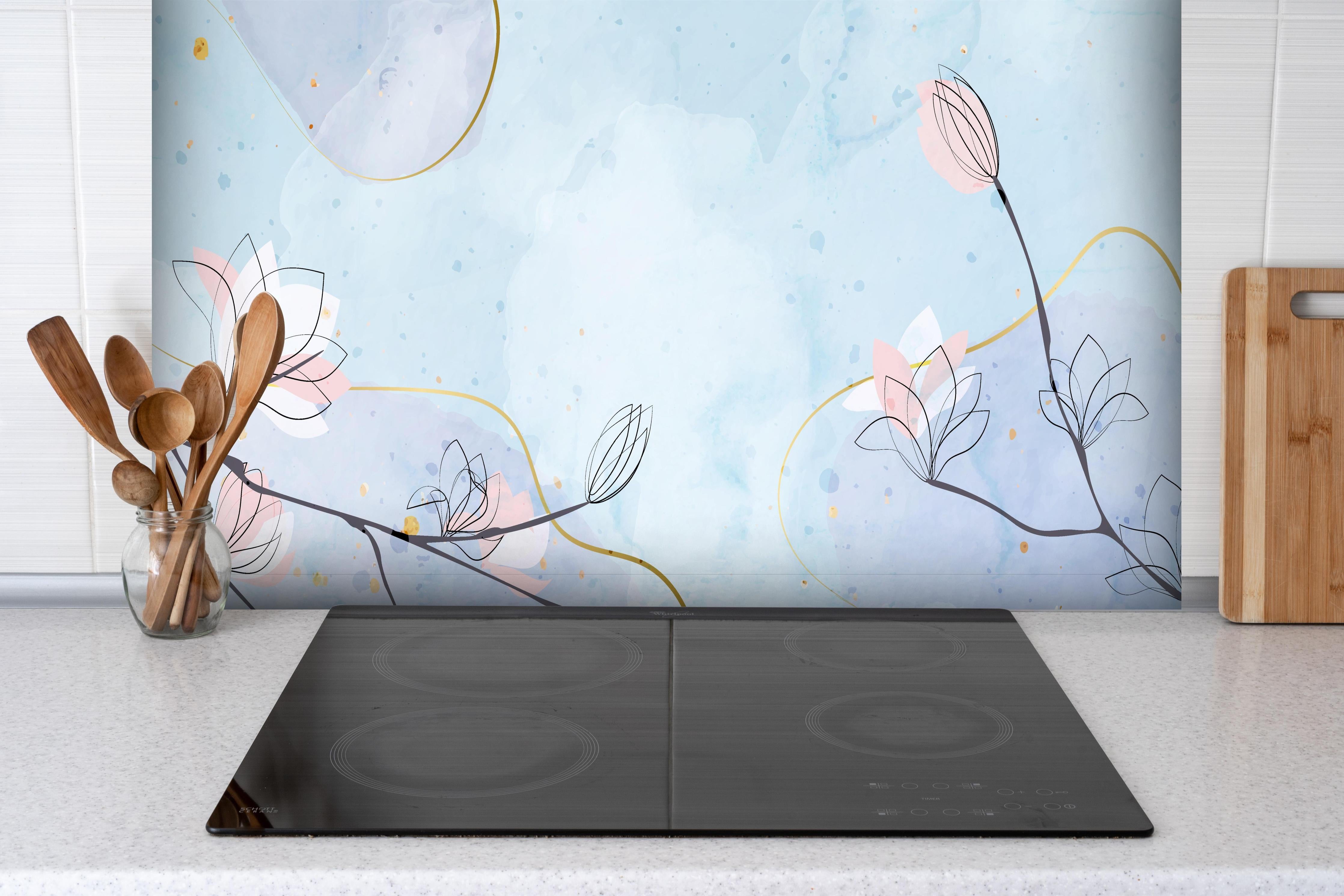 Spritzschutz - Pastellfarbenes Blumendesign auf Aquarellhintergrund hinter einem Cerankochfeld zwischen Holz-Kochutensilien