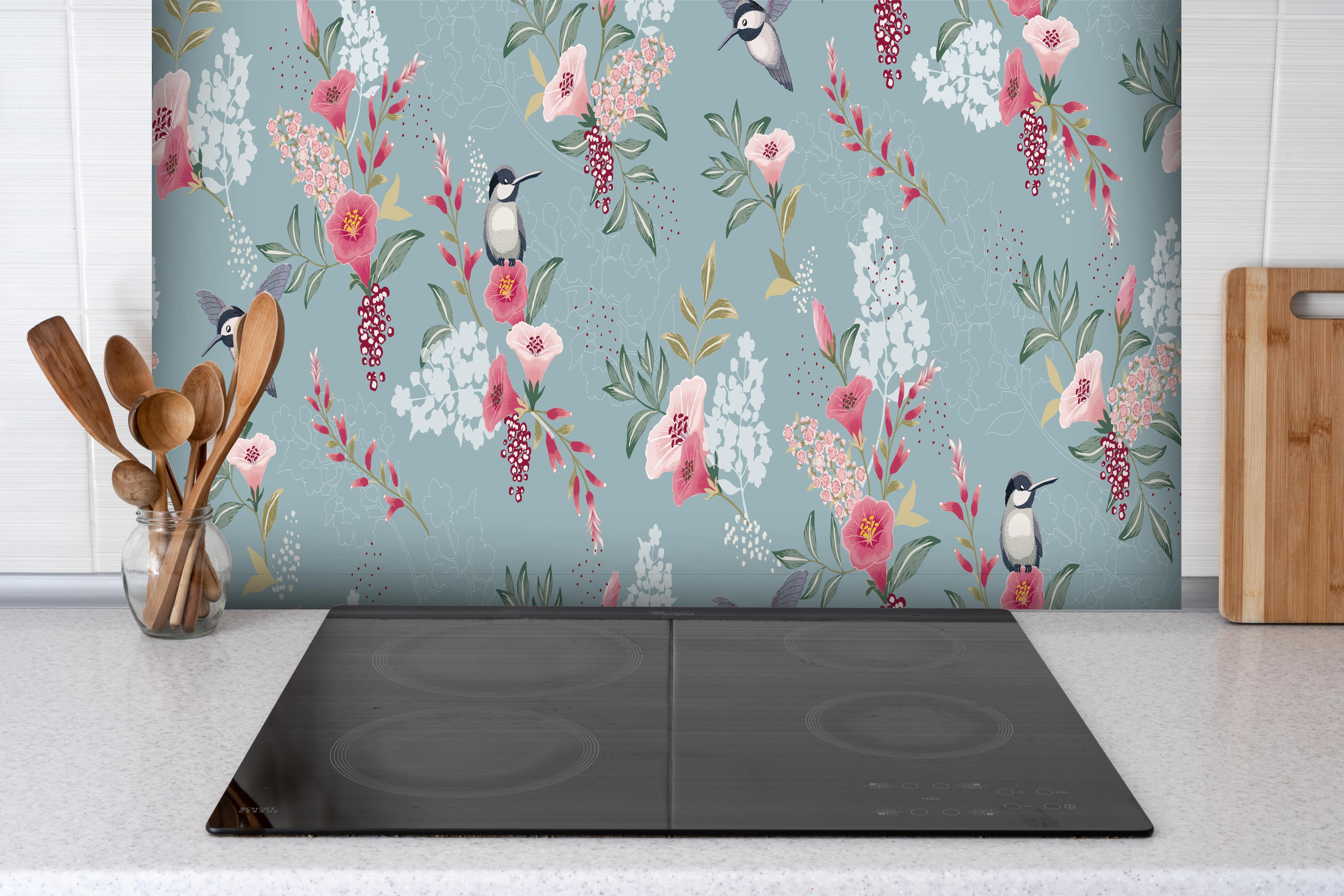Spritzschutz - Pastellfarbenes Blumenmuster mit Kohlmeisen hinter einem Cerankochfeld zwischen Holz-Kochutensilien