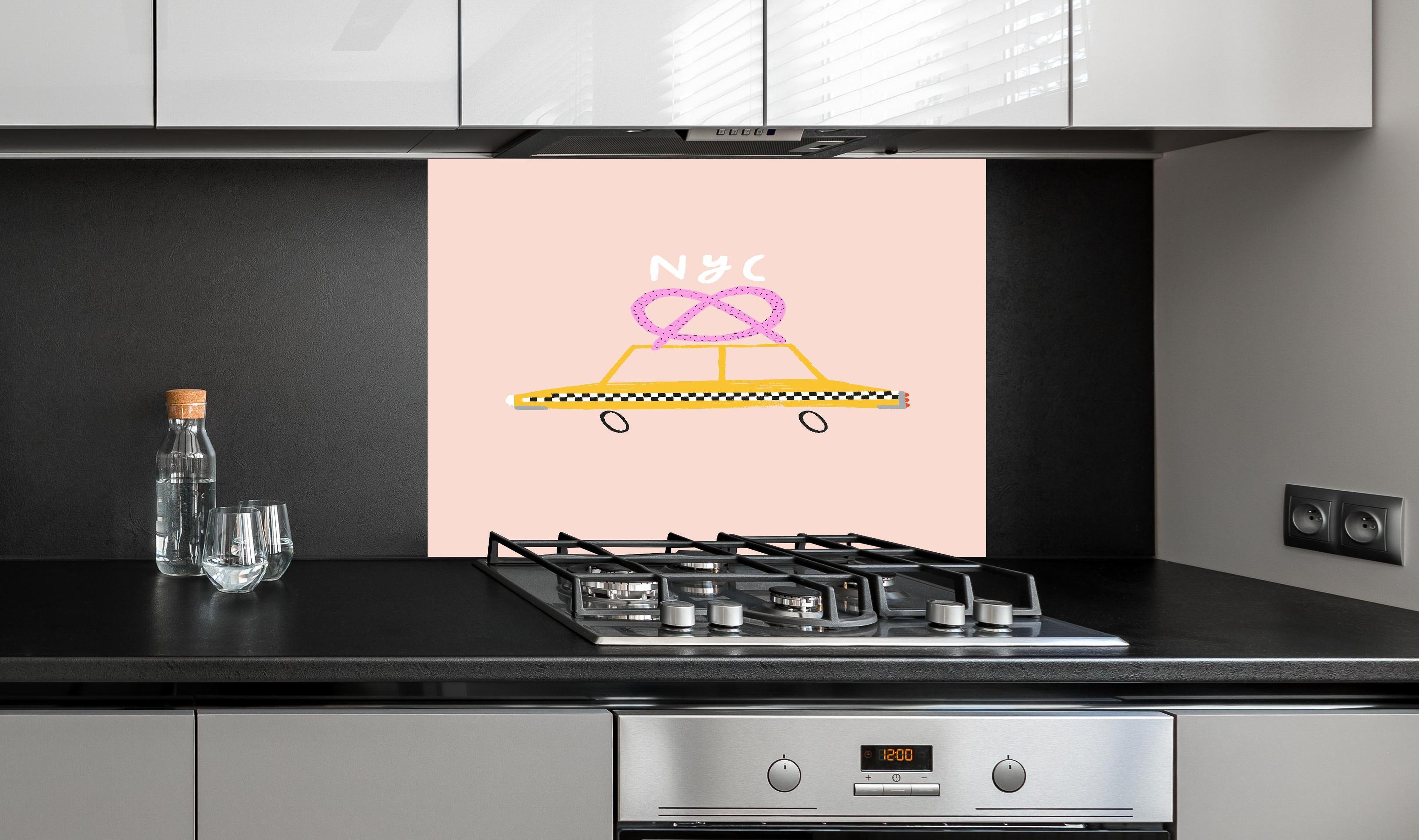 Spritzschutz - Pastellfarbenes New Yorker Taxi mit Brezel-Dach hinter einem Cerankochfeld zwischen Holz-Kochutensilien