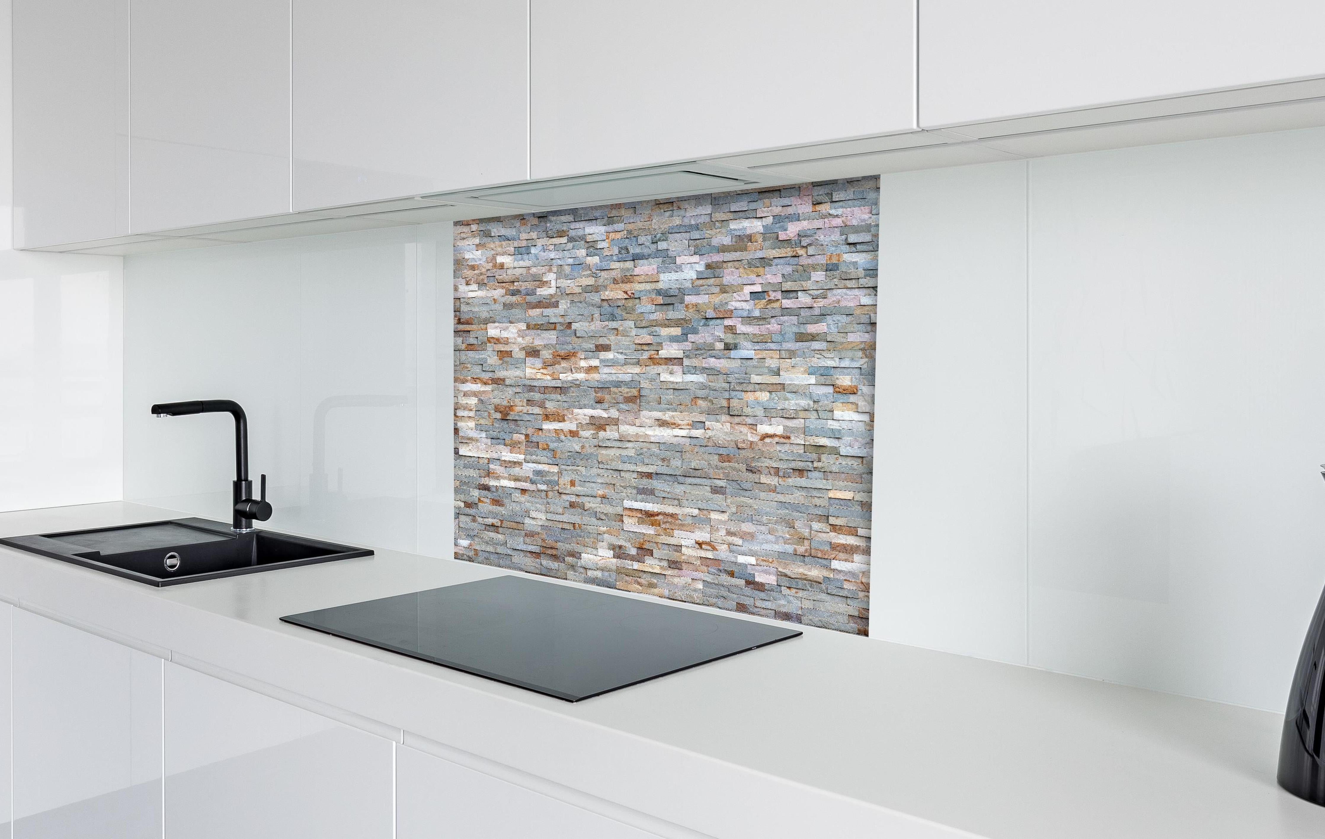 Spritzschutz - Pastellfarbige Schieferstein Textur hinter einem Cerankochfeld zwischen Holz-Kochutensilien