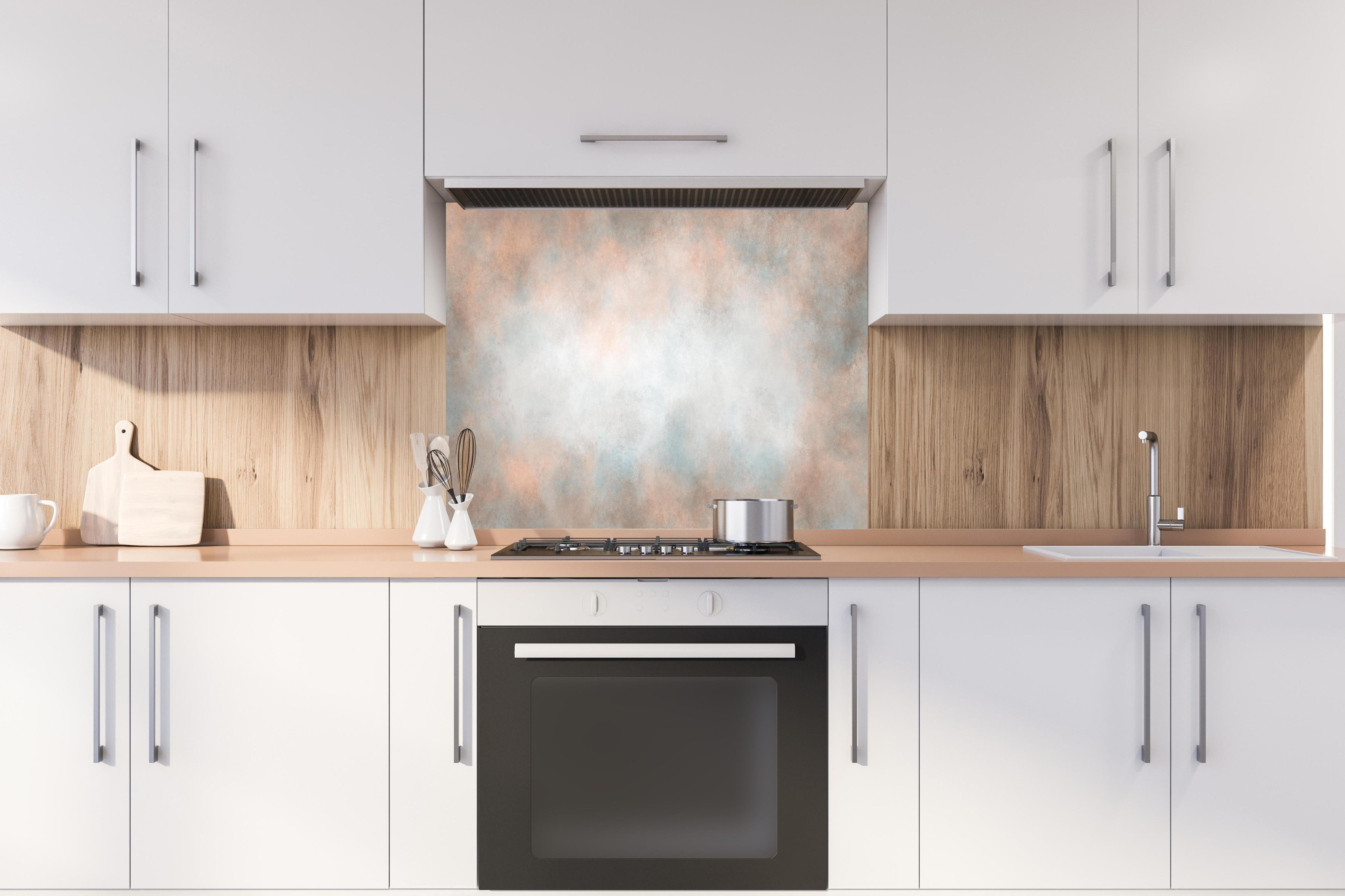Spritzschutz - Pastellfarbiges beige-blaues Design hinter einem Cerankochfeld zwischen Holz-Kochutensilien