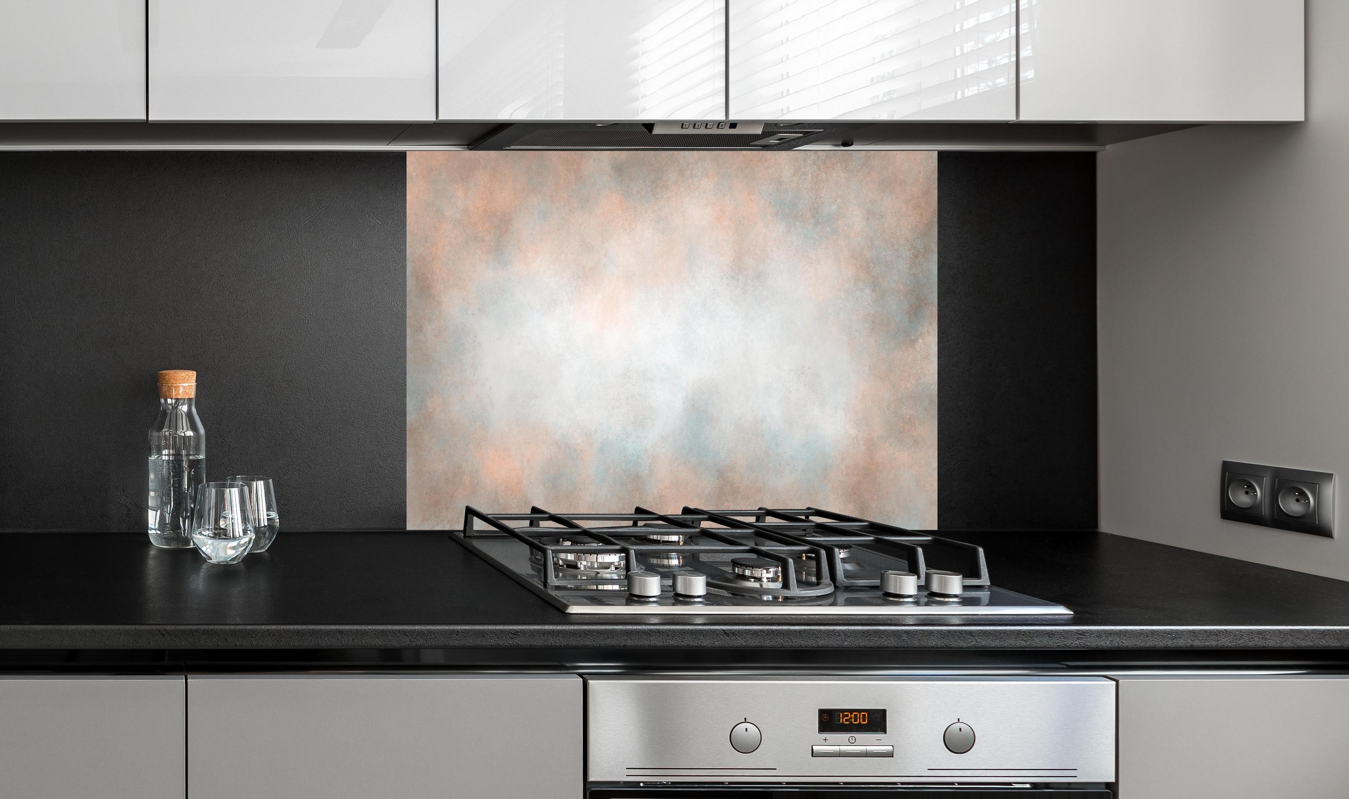 Spritzschutz - Pastellfarbiges beige-blaues Design hinter einem Cerankochfeld zwischen Holz-Kochutensilien