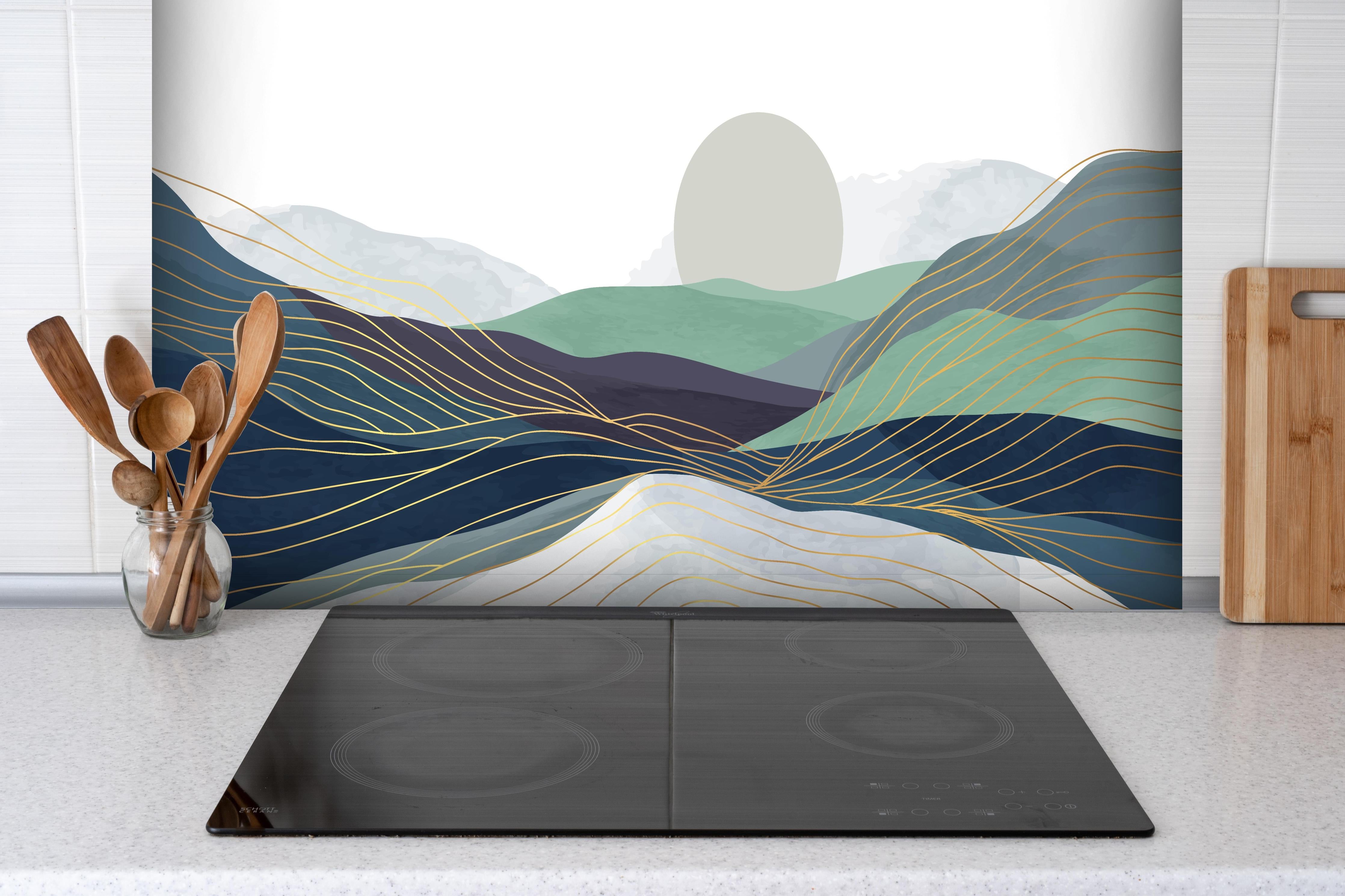 Spritzschutz - Pastellige Hügel Grafik mit Sonnenmotiv hinter einem Cerankochfeld zwischen Holz-Kochutensilien