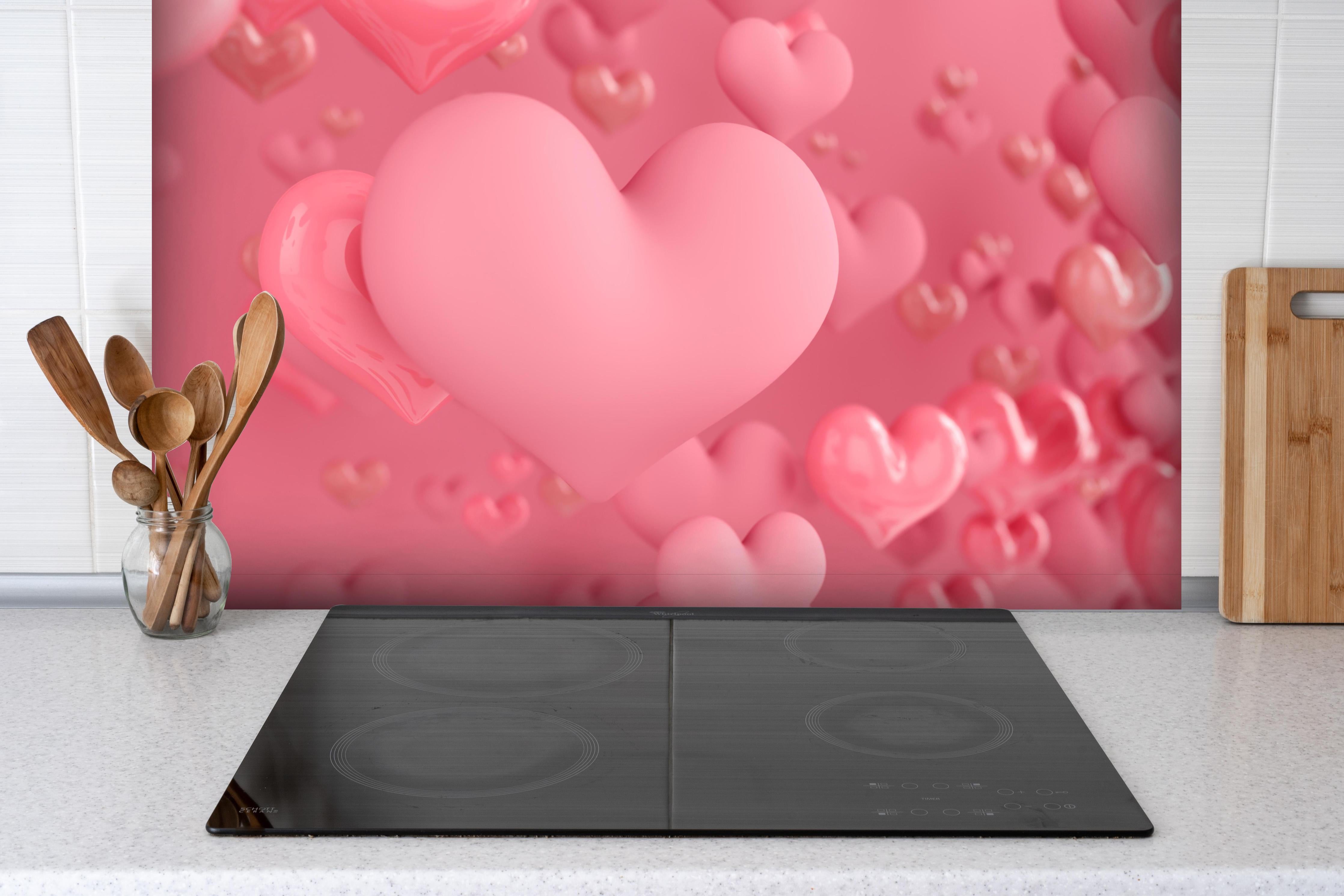 Spritzschutz - Pastellrosa Herzen - Valentinstag hinter einem Cerankochfeld zwischen Holz-Kochutensilien