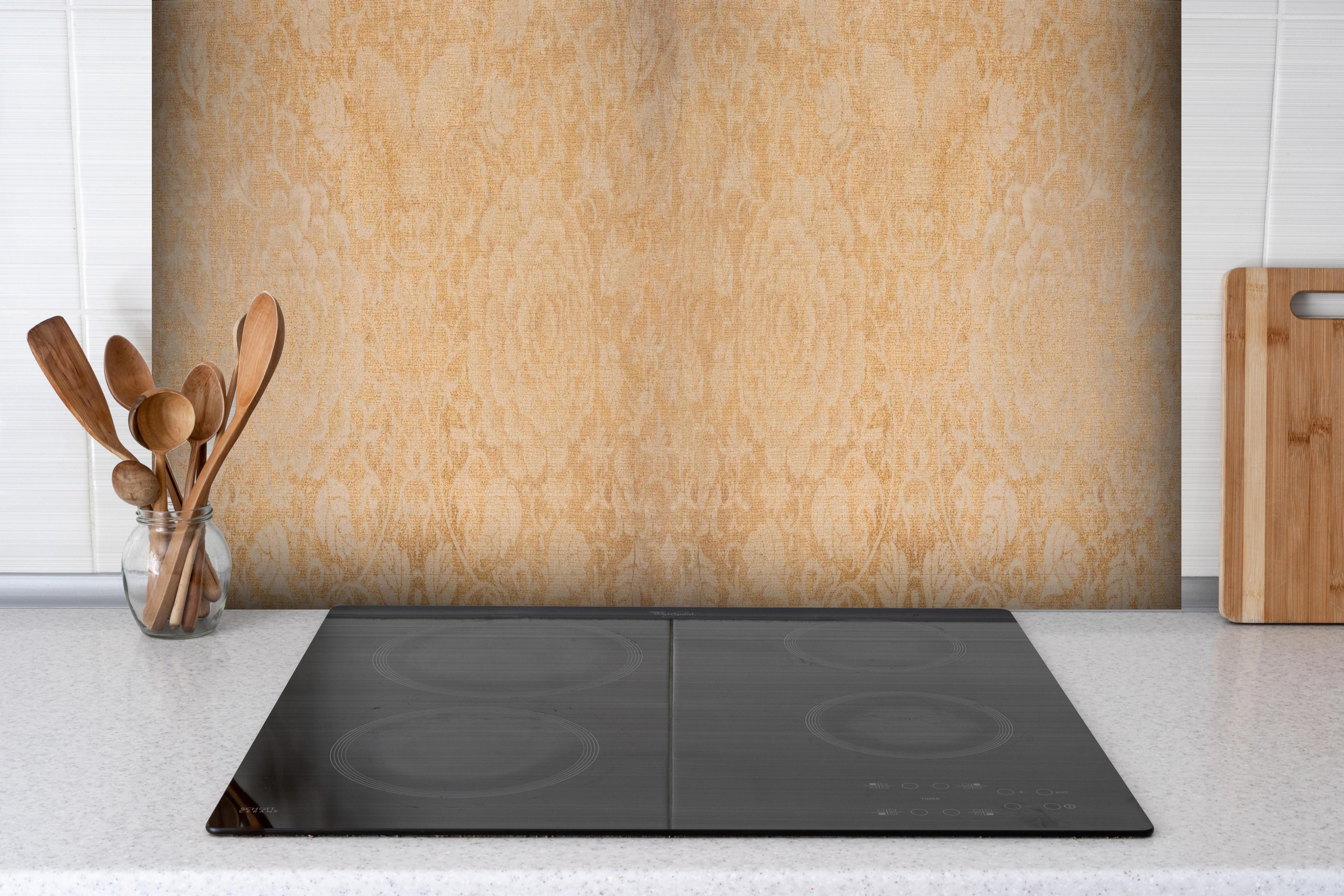 Spritzschutz - Patchwork Blumen Muster Fliese in Beige hinter einem Cerankochfeld zwischen Holz-Kochutensilien