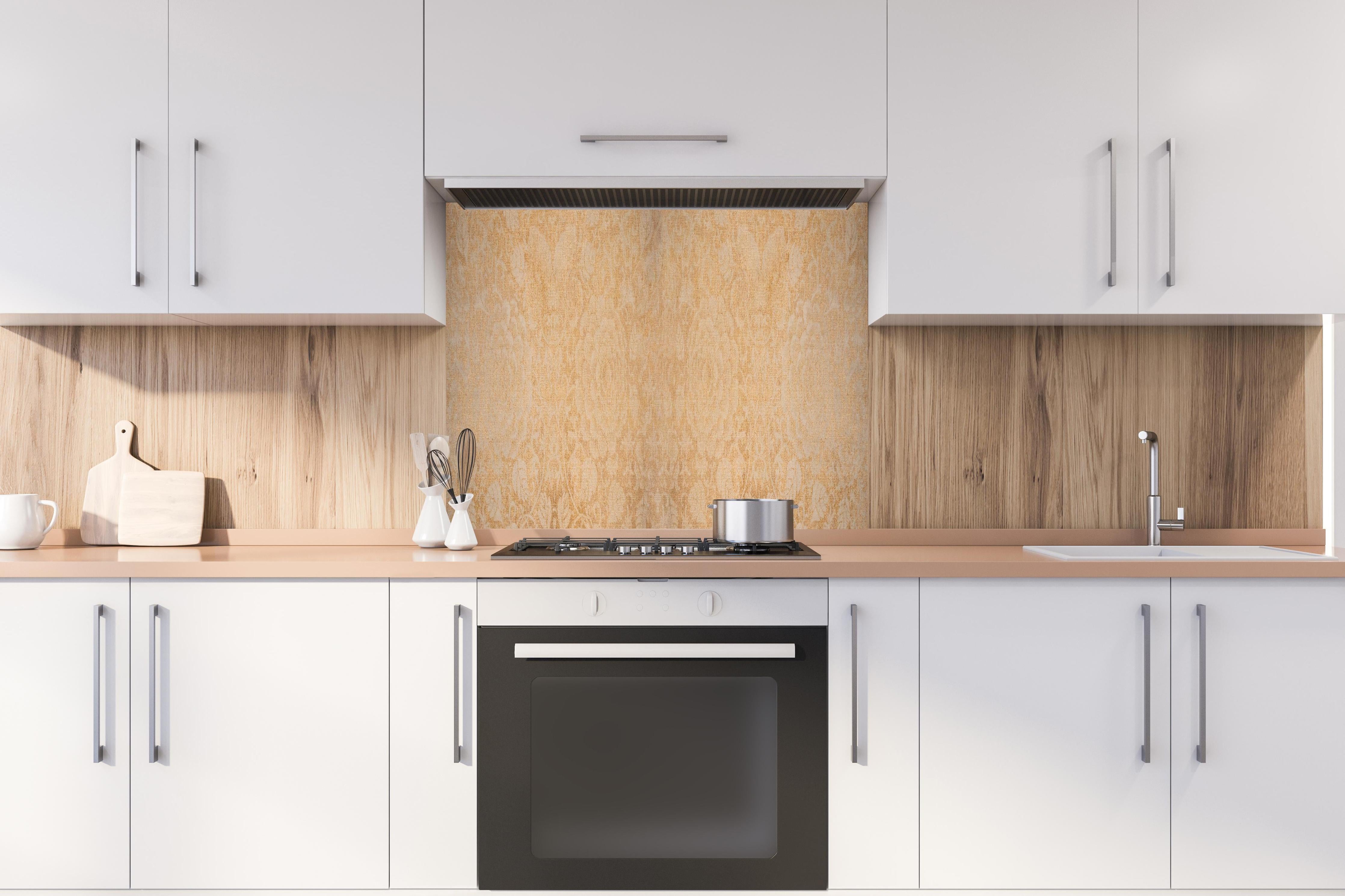 Spritzschutz - Patchwork Blumen Muster Fliese in Beige hinter einem Cerankochfeld zwischen Holz-Kochutensilien