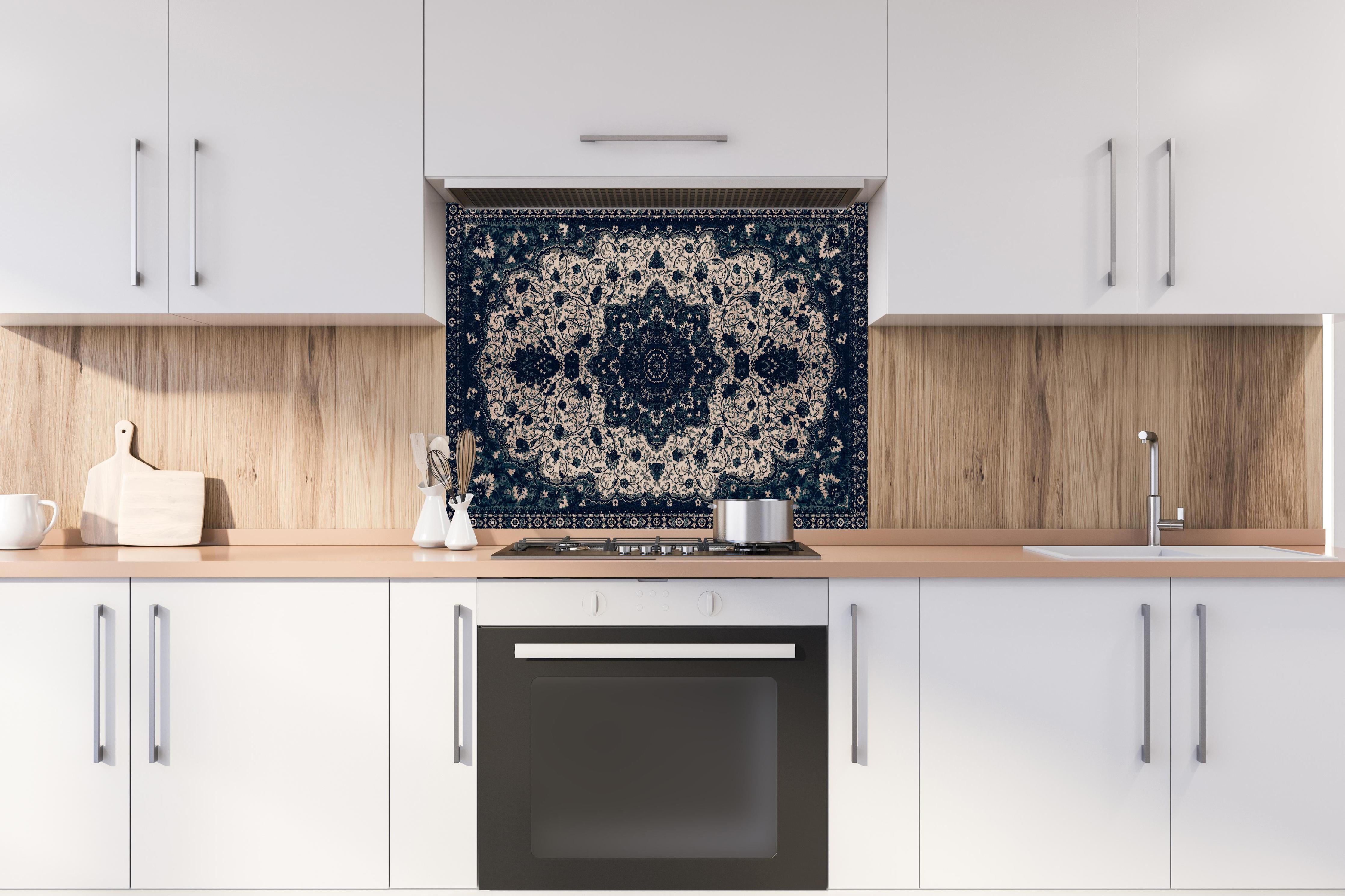 Spritzschutz - Persischer Mandala Teppich Türkis Muster hinter einem Cerankochfeld zwischen Holz-Kochutensilien