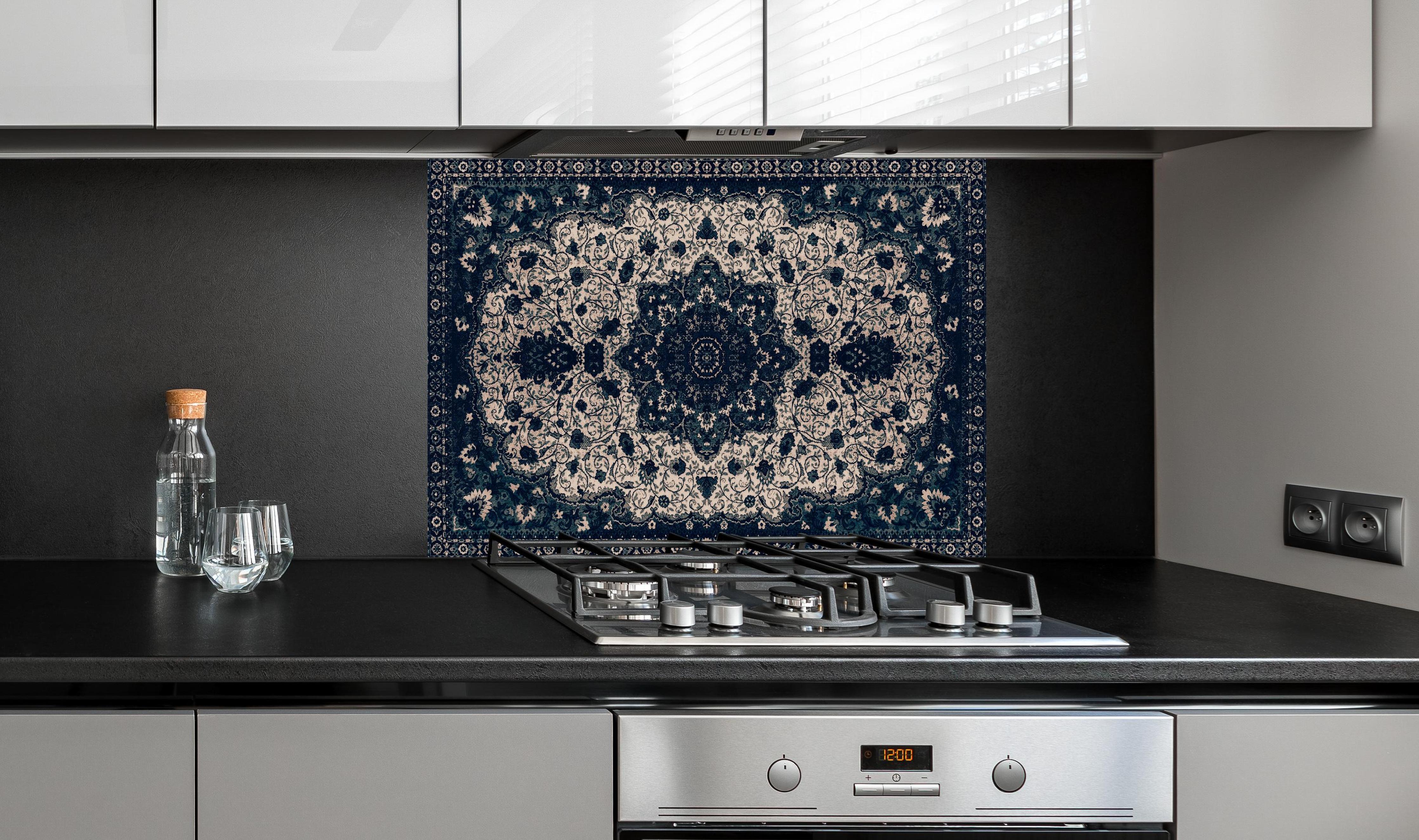 Spritzschutz - Persischer Mandala Teppich Türkis Muster hinter einem Cerankochfeld zwischen Holz-Kochutensilien