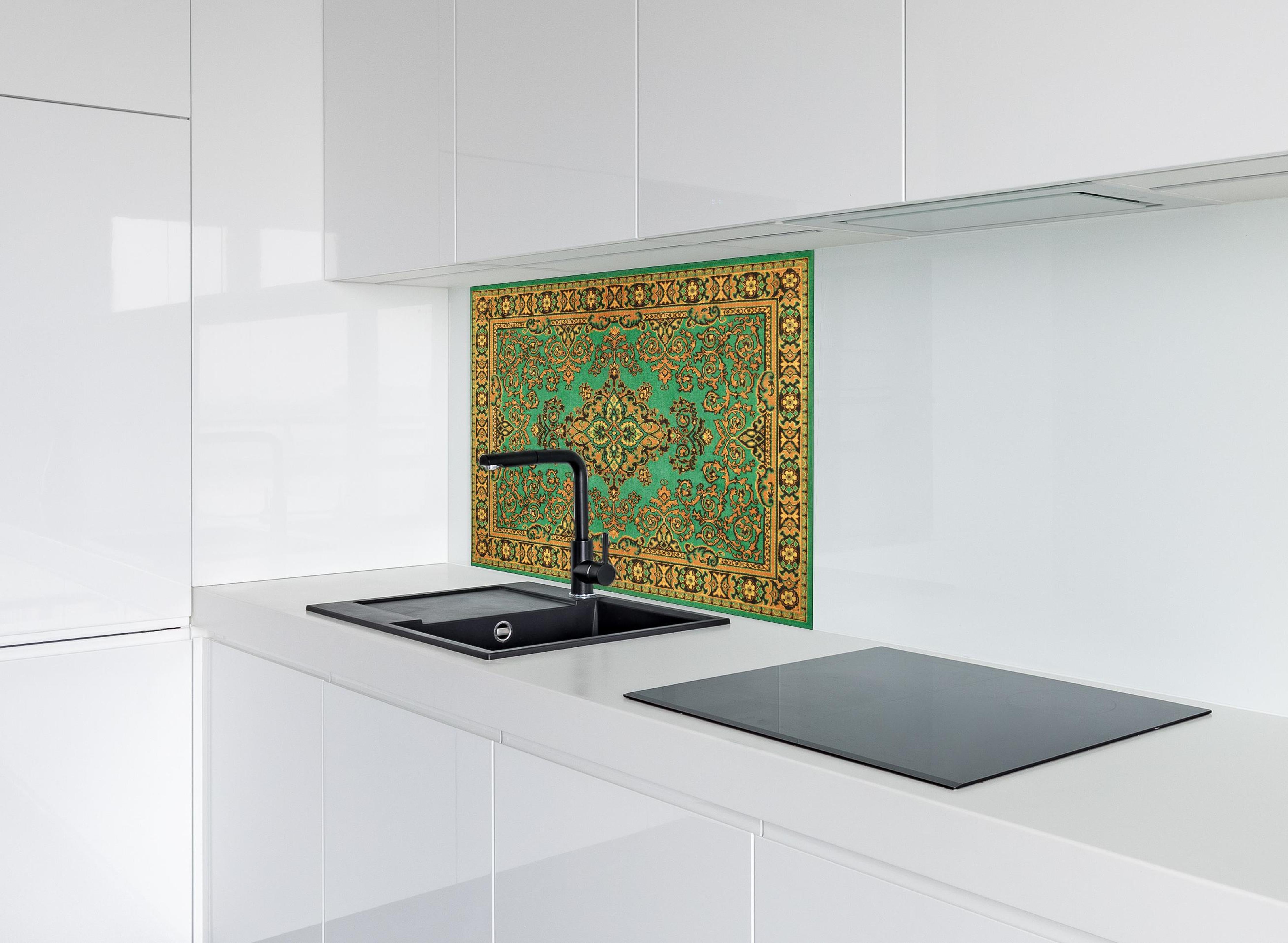 Spritzschutz - Persischer Teppich Klassisch Grün-Orange Muster hinter einem Cerankochfeld zwischen Holz-Kochutensilien