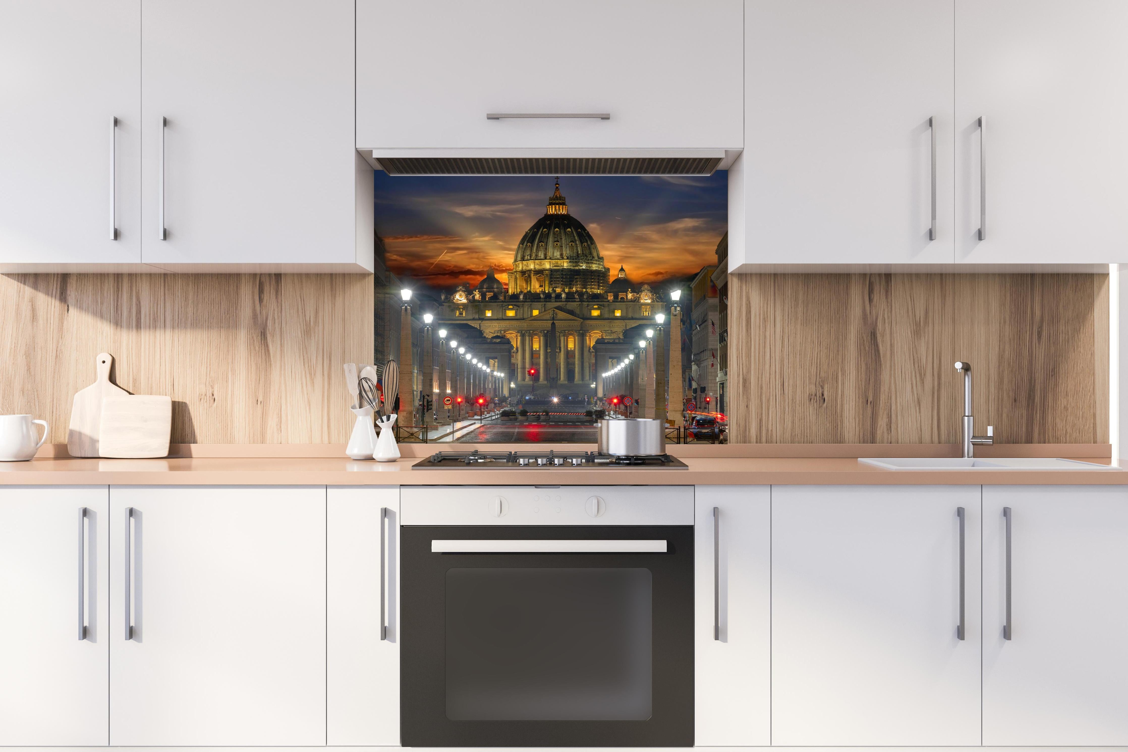 Spritzschutz - Petersdom Rom Nachtbeleuchtung Panorama hinter einem Cerankochfeld zwischen Holz-Kochutensilien