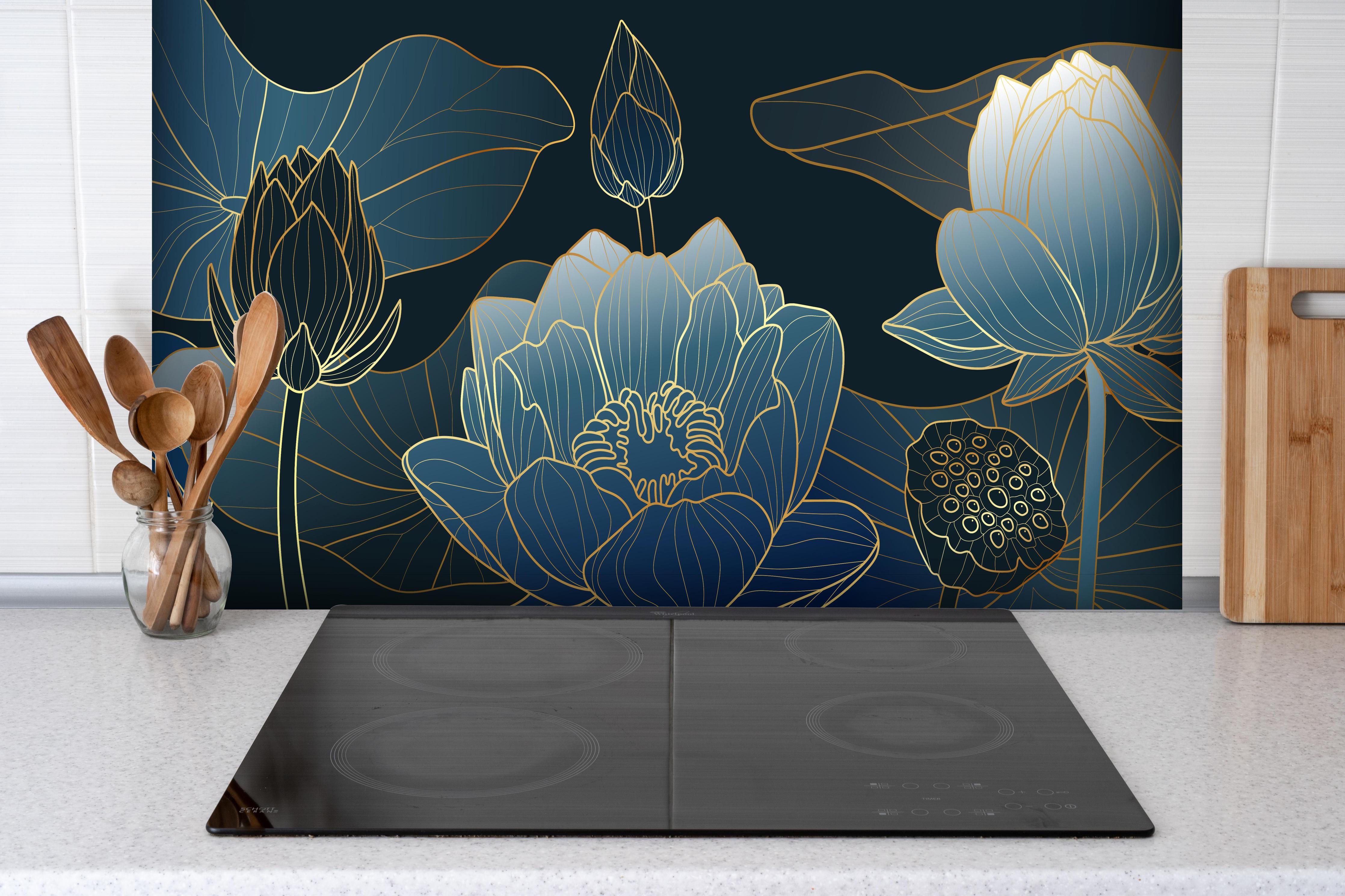 Spritzschutz - Petrol-goldene Blüten hinter einem Cerankochfeld zwischen Holz-Kochutensilien