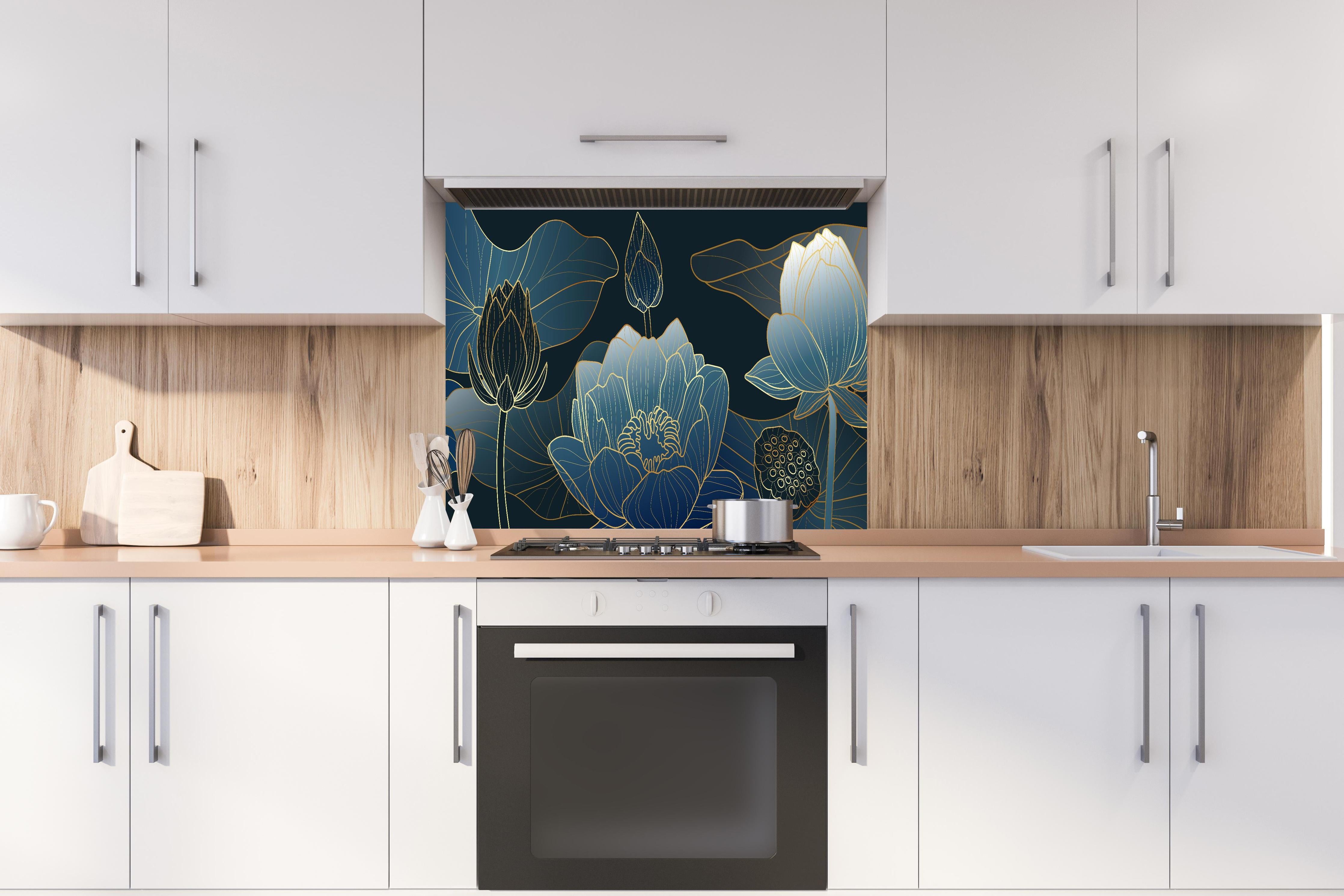 Spritzschutz - Petrol-goldene Blüten hinter einem Cerankochfeld zwischen Holz-Kochutensilien