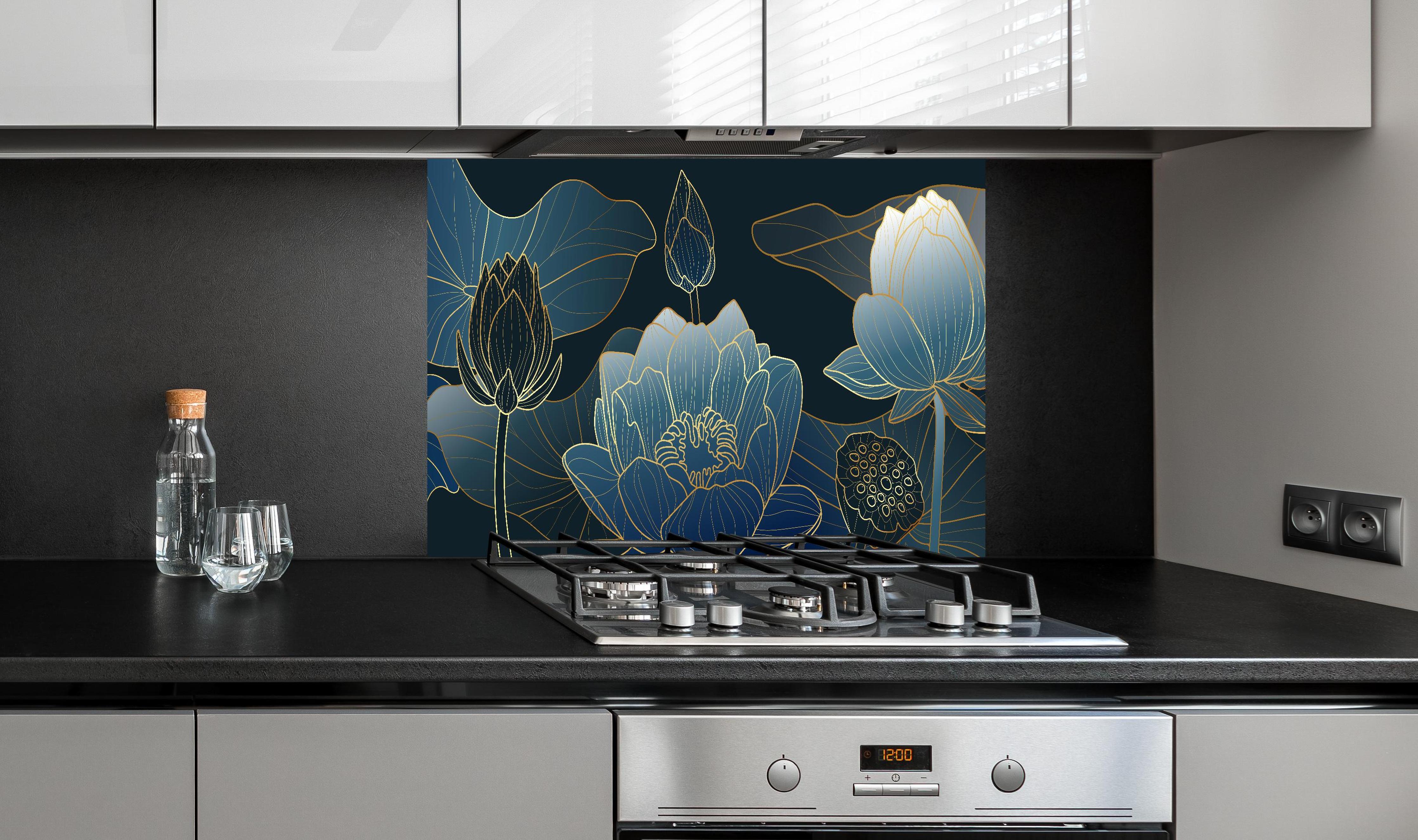 Spritzschutz - Petrol-goldene Blüten hinter einem Cerankochfeld zwischen Holz-Kochutensilien