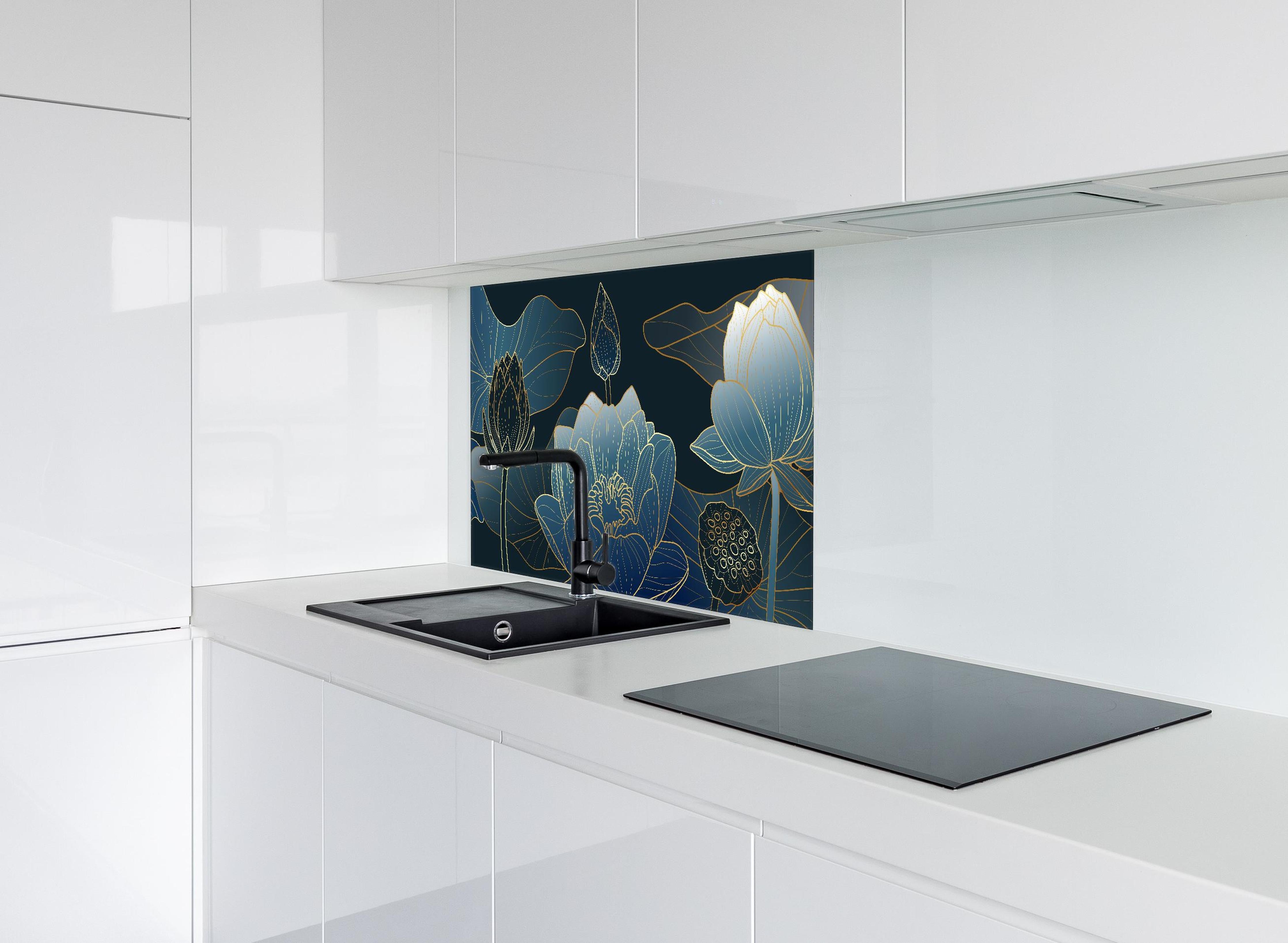 Spritzschutz - Petrol-goldene Blüten hinter einem Cerankochfeld zwischen Holz-Kochutensilien